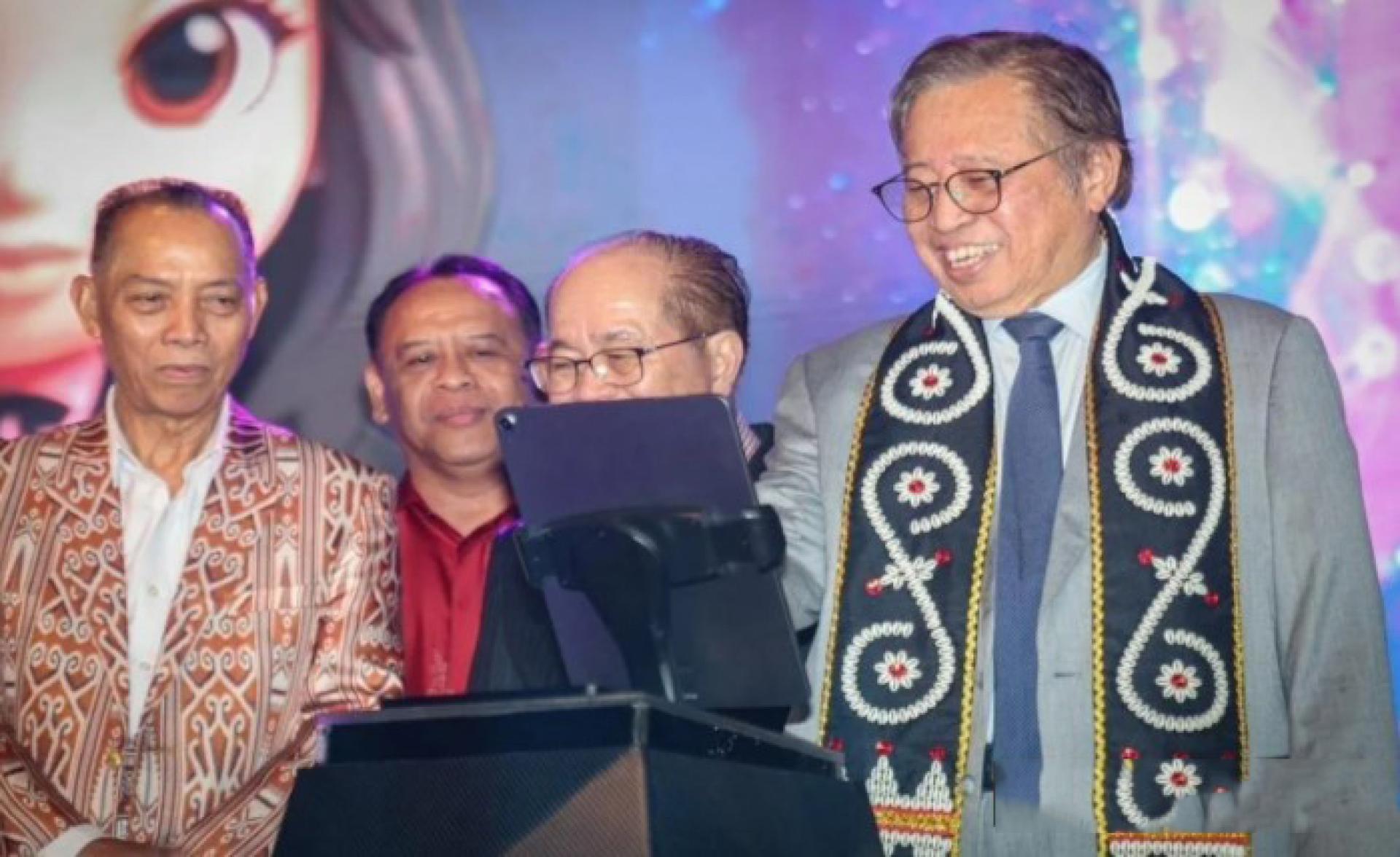 砂拉越总理拿督巴丁宜丹斯里阿邦佐哈里（右）出席昨晚的非伊斯兰宗教事务单位答谢晚宴。