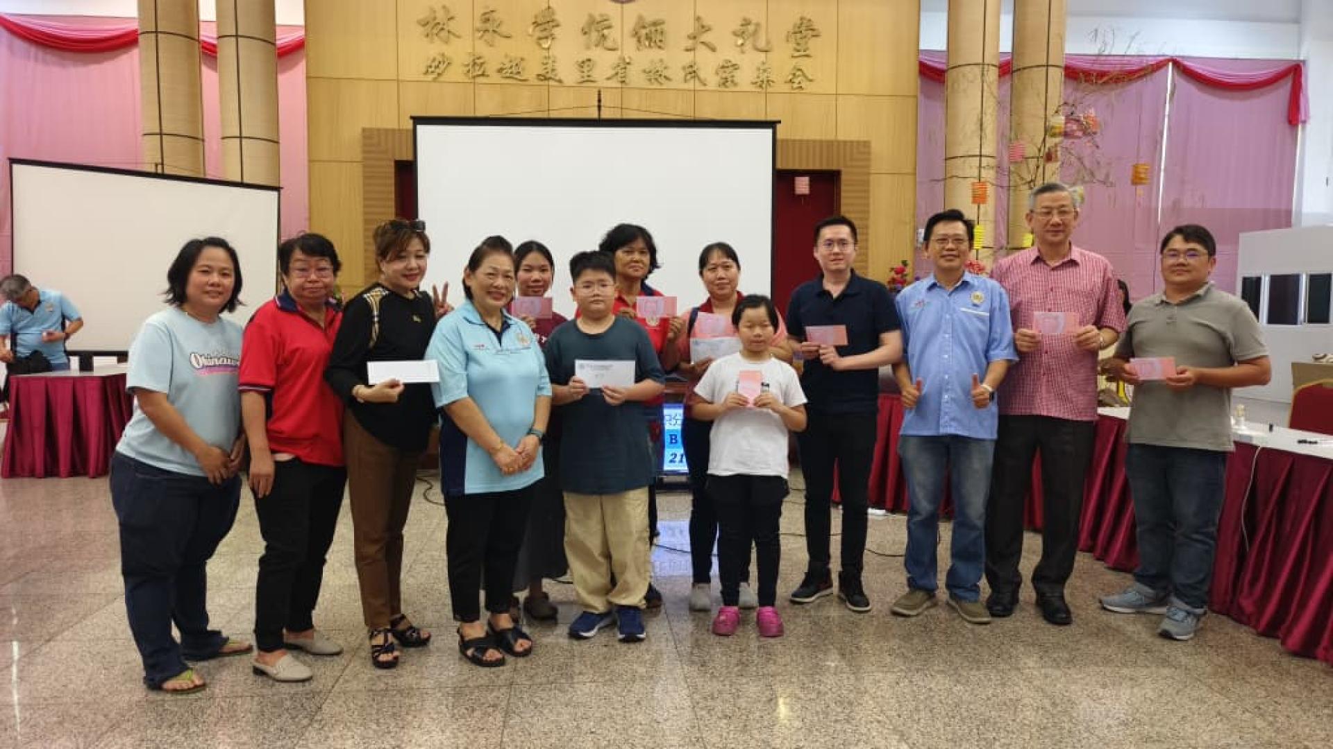 会长林淑华（左3）与全体得奖者合影。