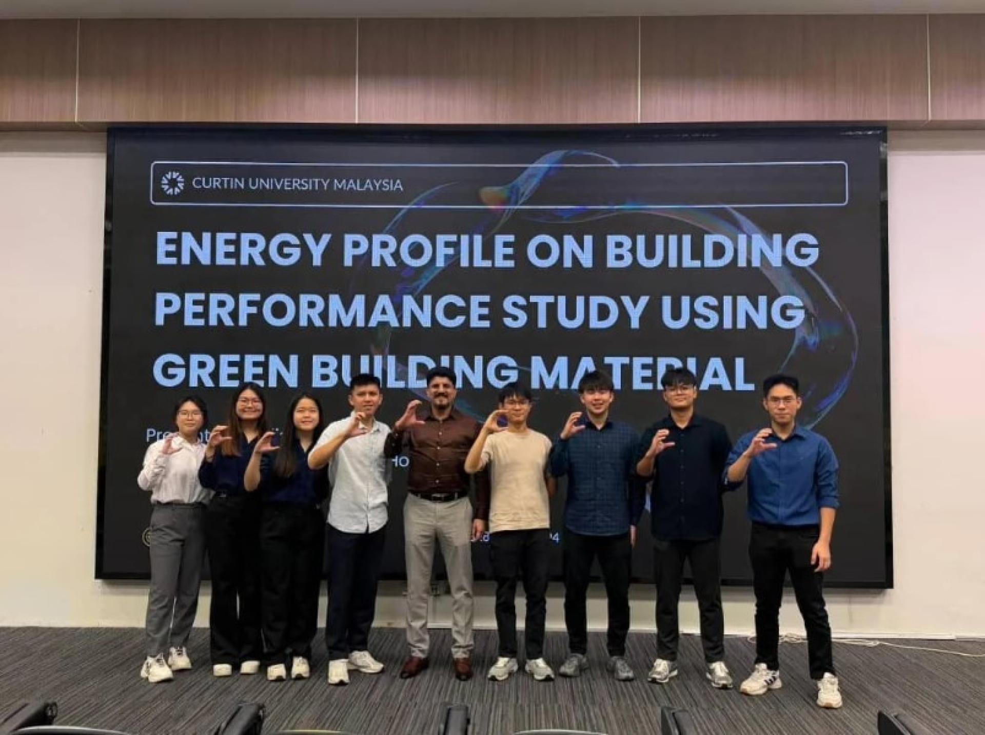 会议期间，应届毕业生在平行报告会上进行展示。