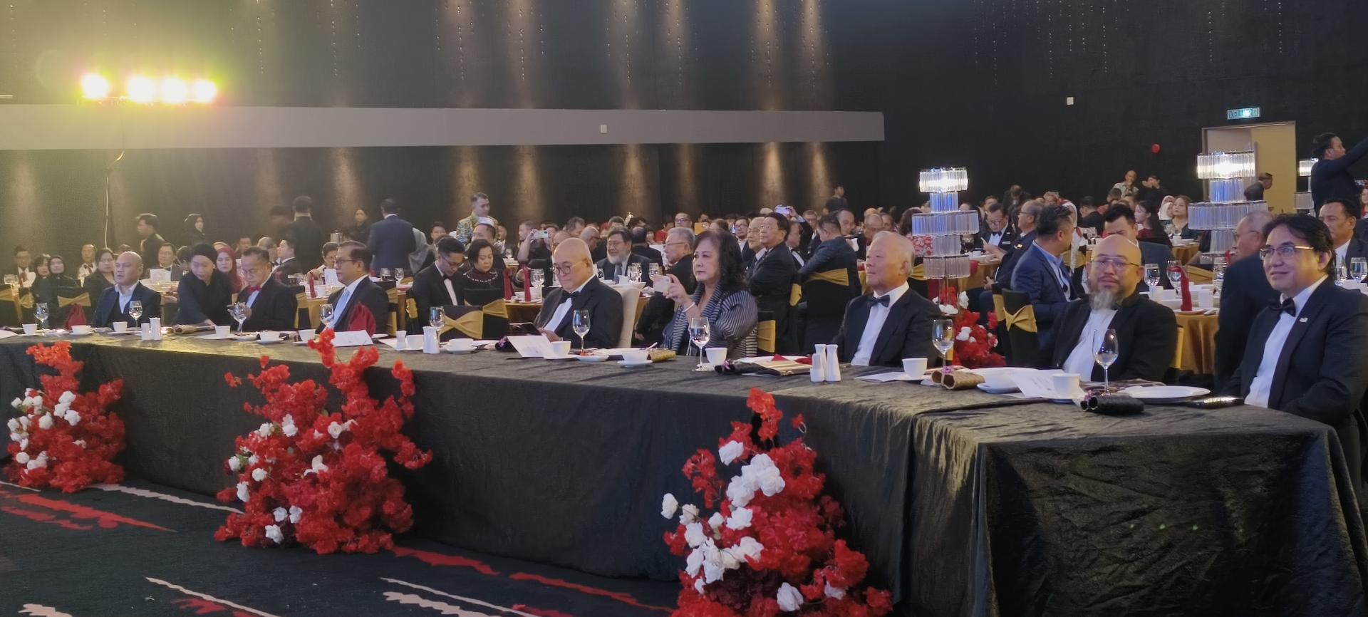 主宾座一瞥。右5为市长俞小珊、右1为筹备会主席市议员扎米尔布章。