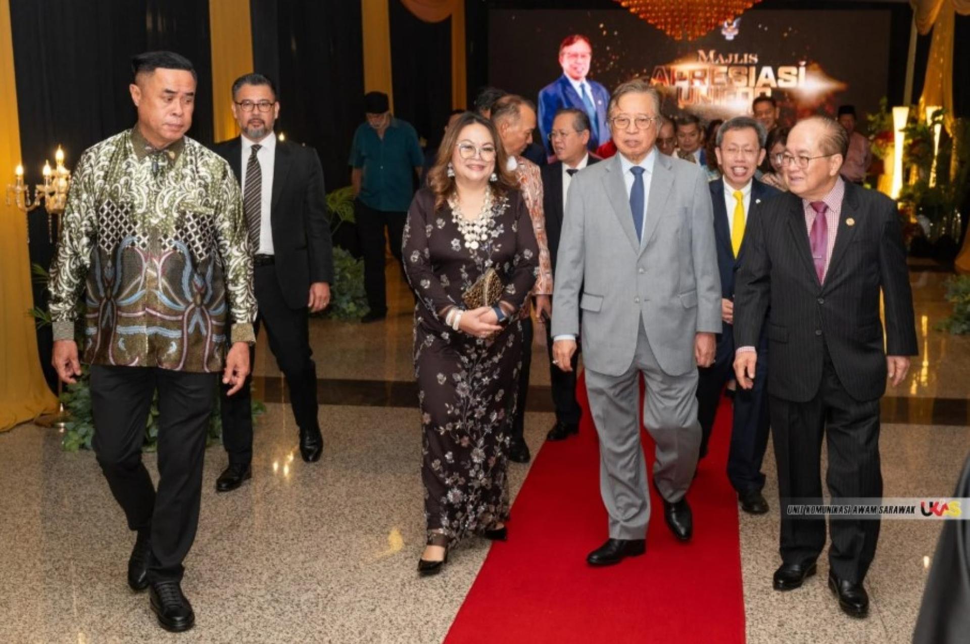 阿邦佐哈里（中）在UNIFOR答谢仪式上抵达现场，砂副总理道格拉斯（右）陪同。