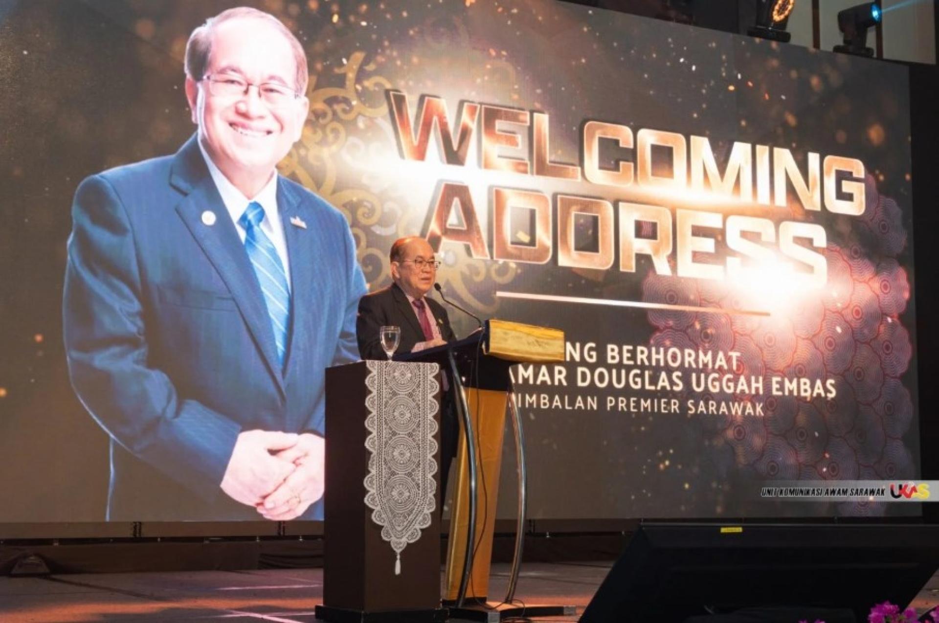 道格拉斯发表讲话。