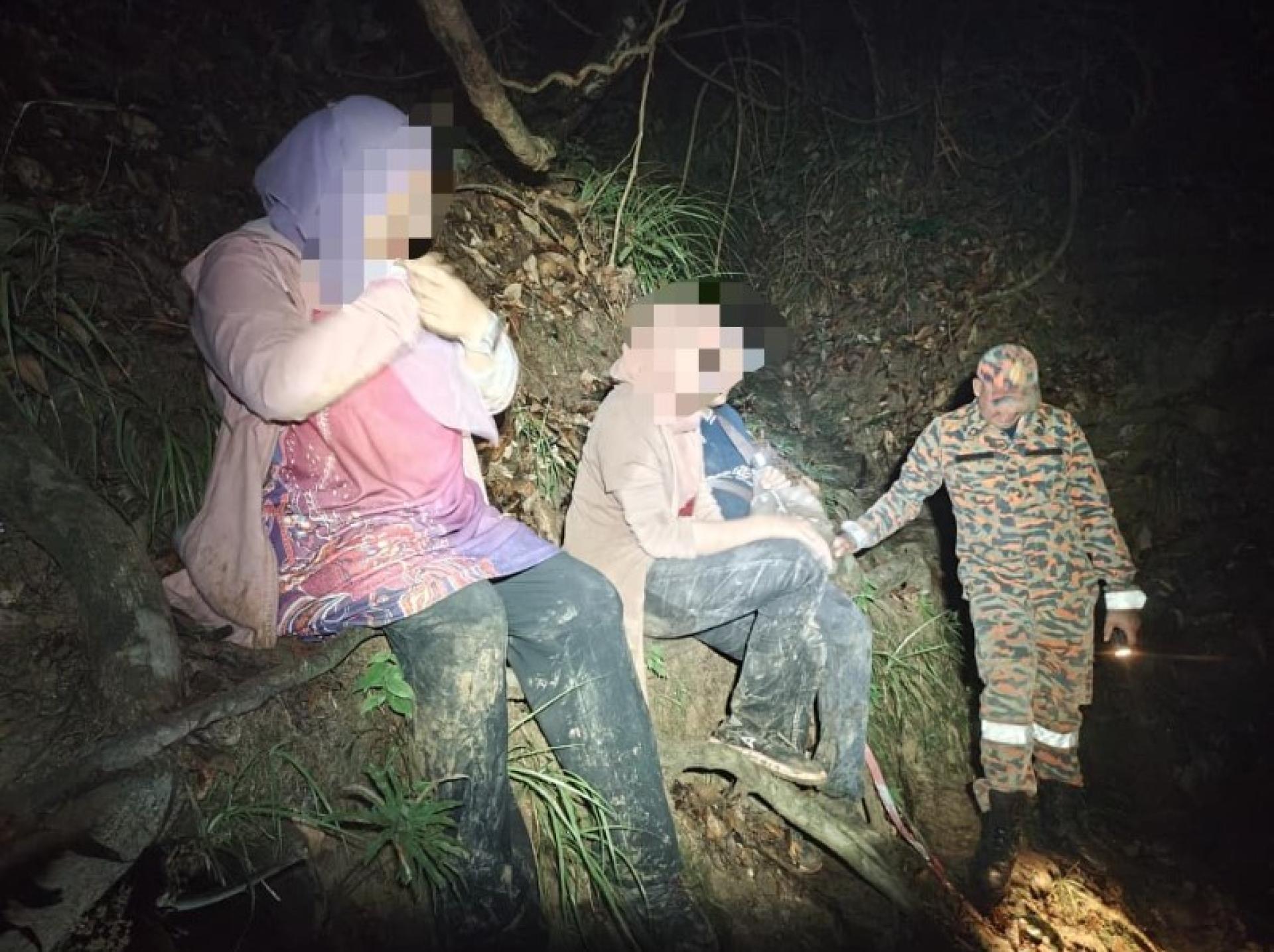 获救后的三名徒步女子。