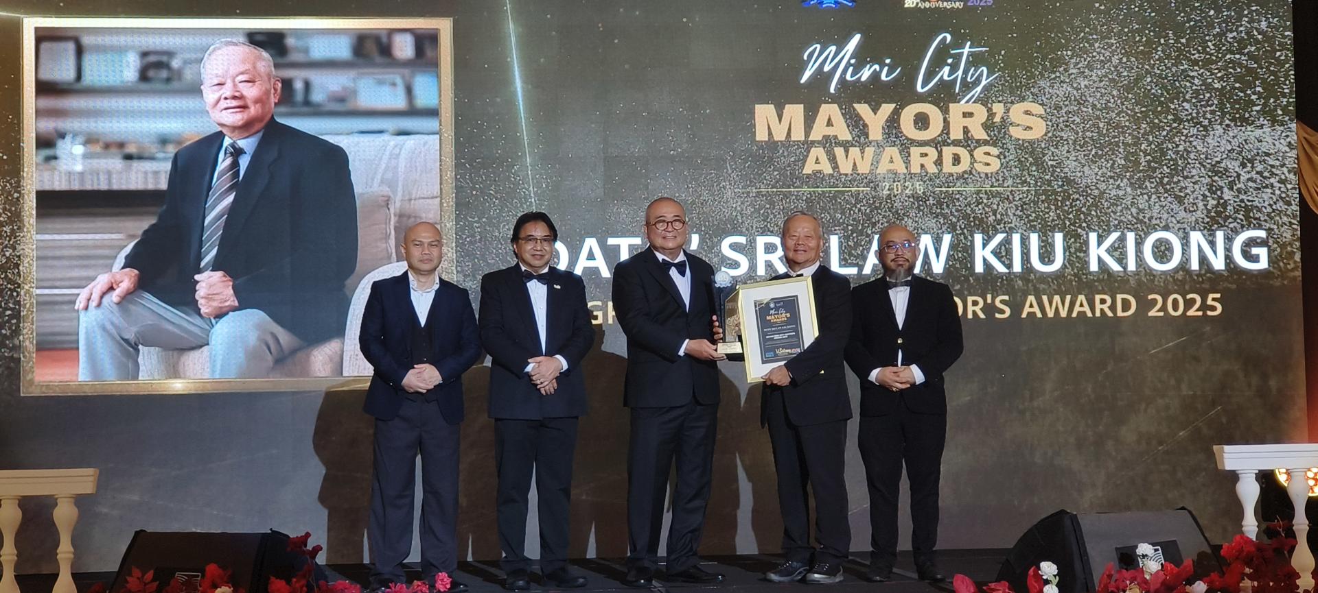 市长俞小珊（左3）颁发荣获美里市市长大奖（Grand Miri City Mayor’s）予拿督斯里刘久健。