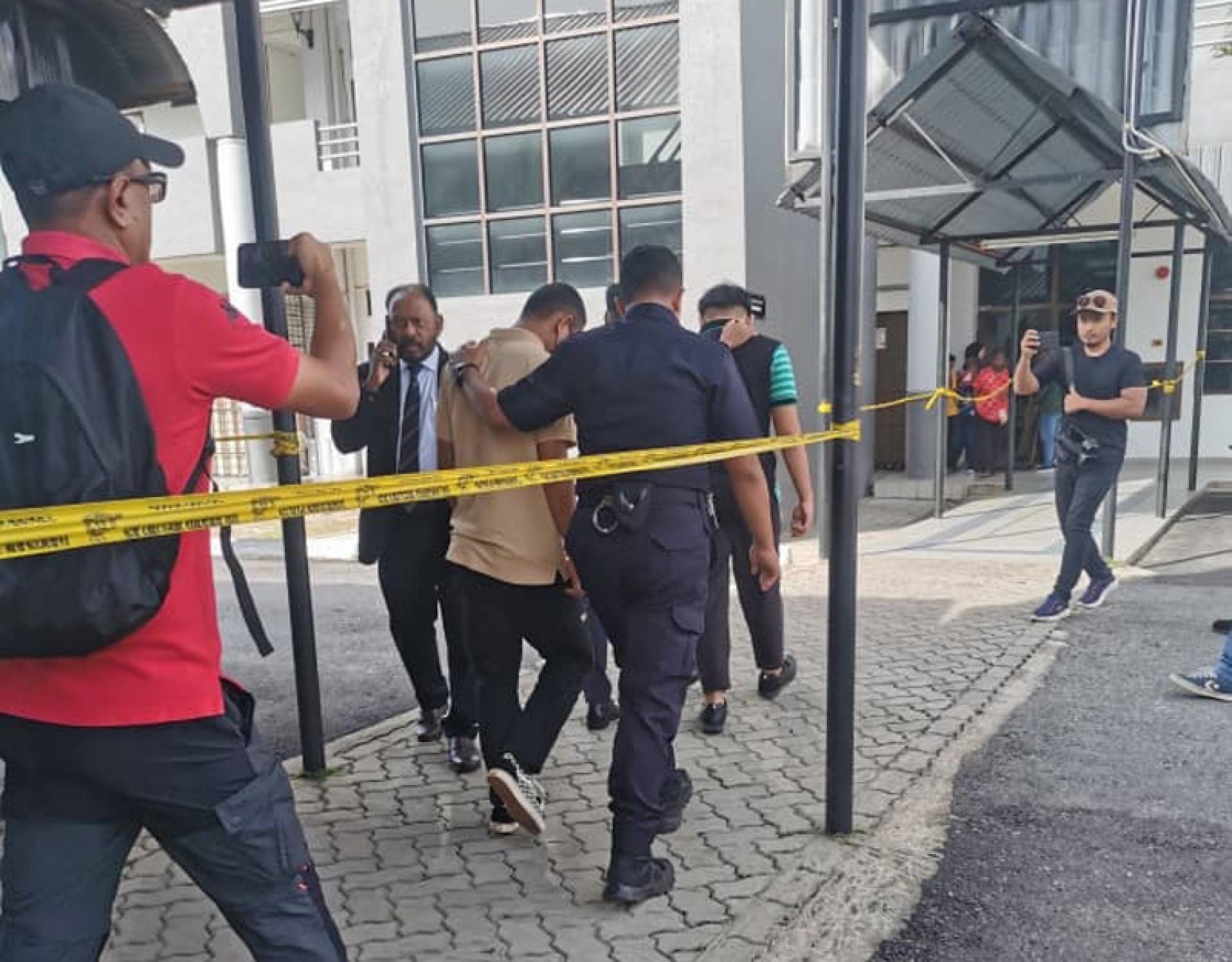 2名少年被告遭警押往扣留所。