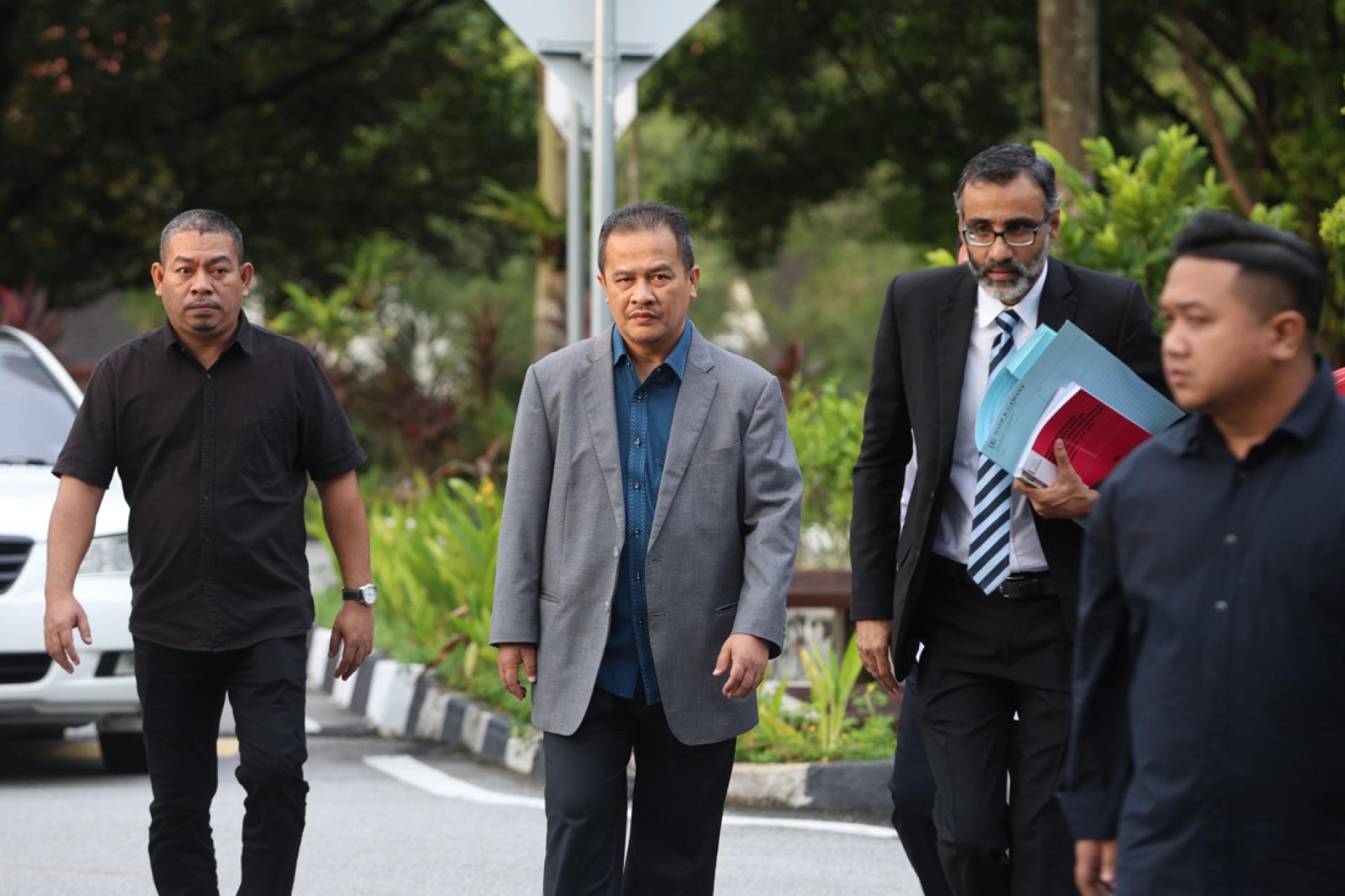 阿兹曼在律师陪同下上庭面控。