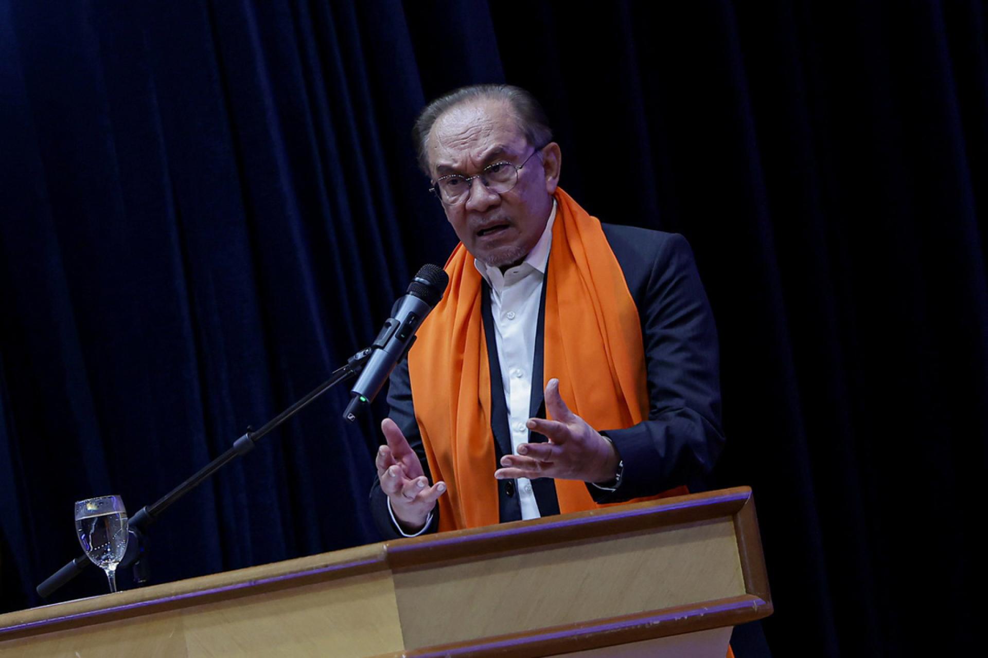 安华在工程部常月集会上致词时吁吁各方把握三年稳定局势，继续推动经济与反贪改革。