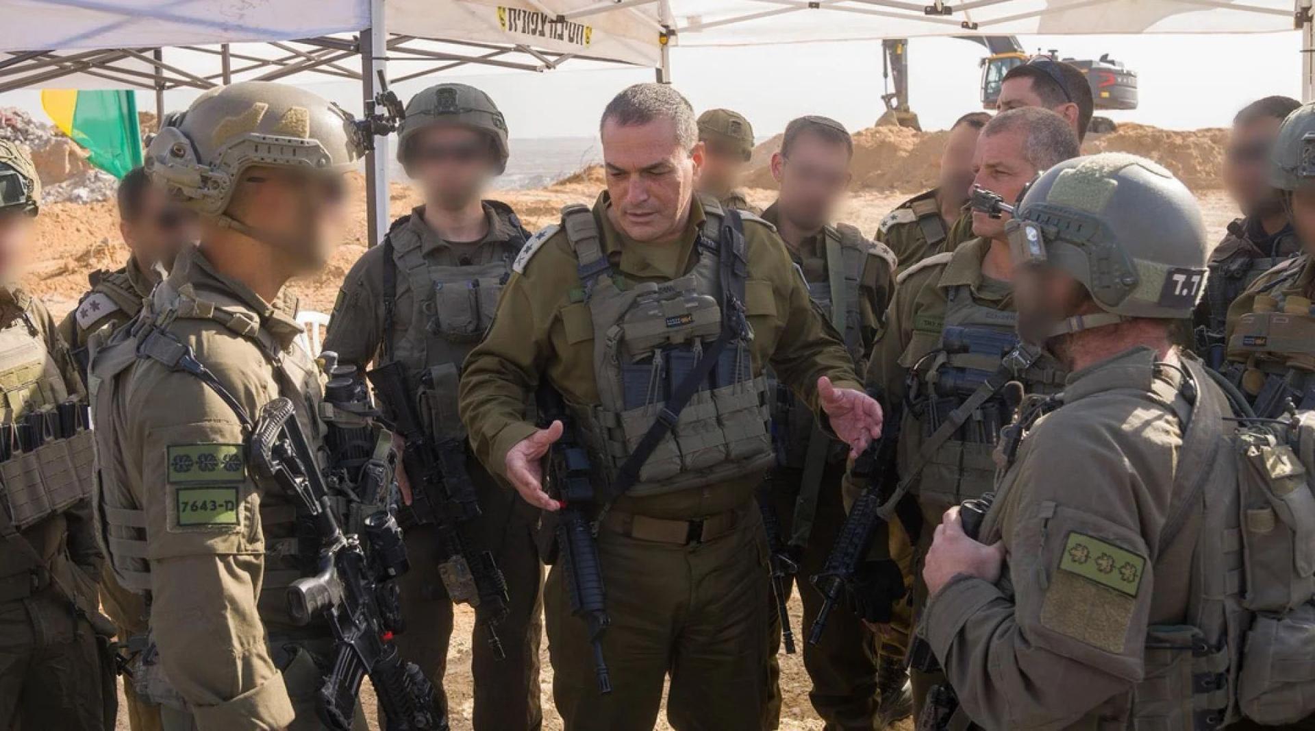 扎米尔（中）巡视加沙。