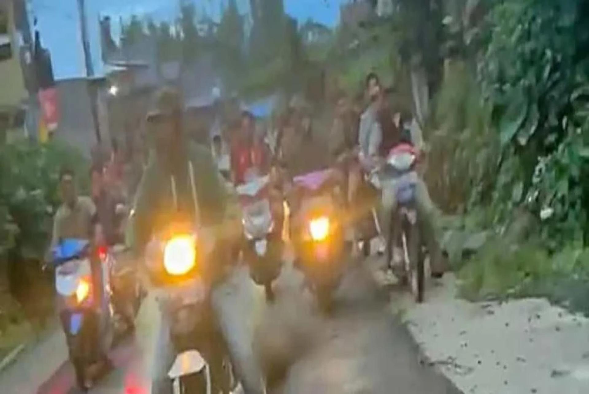 男子的遗体，还被愤怒的群组拖上街抗议，并有人将相关视频发布上网疯传，引起当地警方关注。（视频截图）