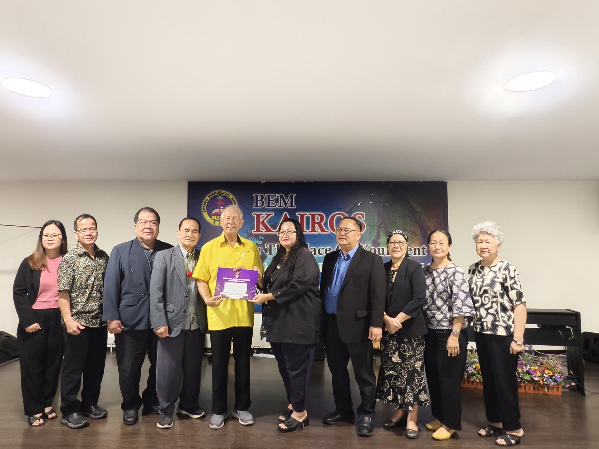 砂旅游部副部长拿督陈超耀（左5），移交10万令吉UNIFOR 拨款支票给BEM Kairos，由负责人  Bawing Ding接领。