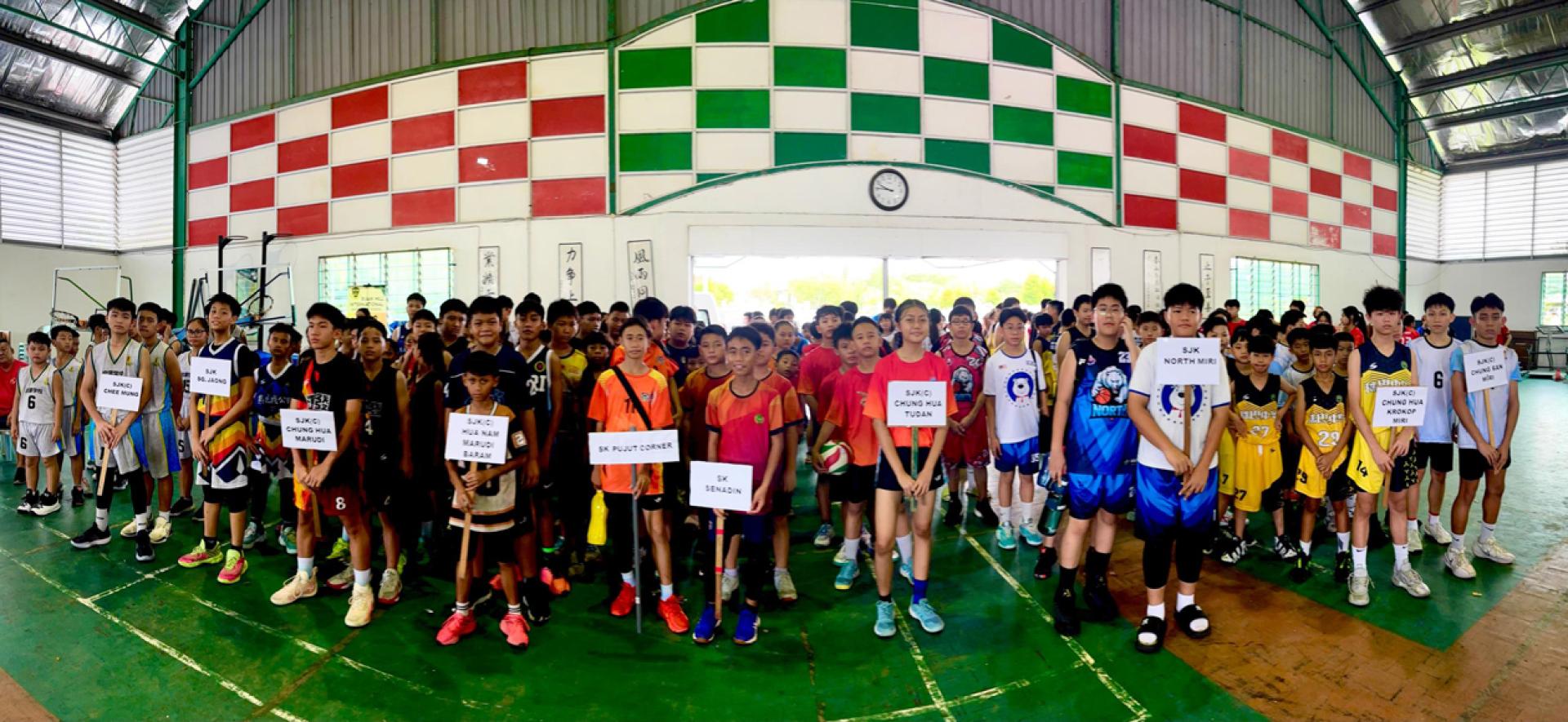 所有参赛队伍与赛后合摄。