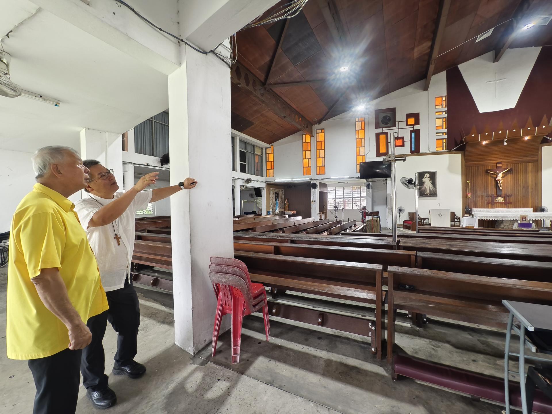 美里教区吴对龙主教（右）向砂旅游部副部长拿督陈超耀（左）汇报美里圣若瑟主教座堂需要提升的设施。