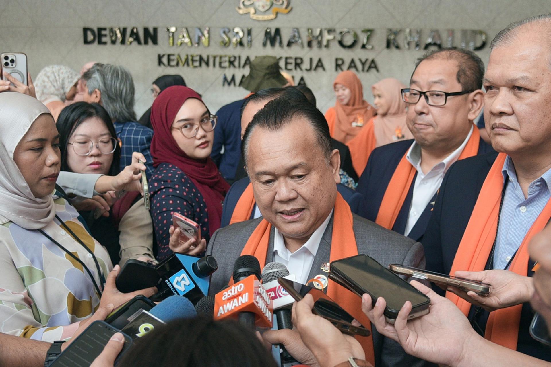 阿历山大南达林奇呼吁知情者联系工程部，协助揪出移走土崩路段障碍物者。