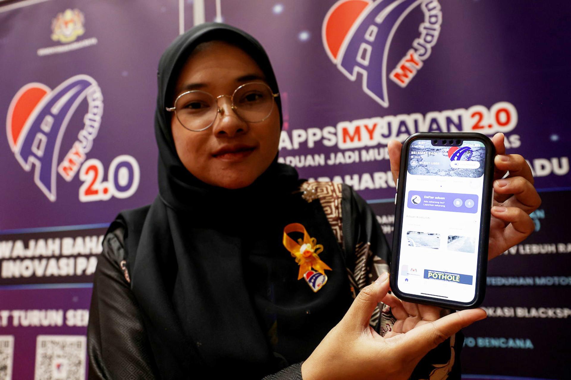 新推出的MyJalan 2.0提供智能整合、实时状态追踪及安全分析，确保维修工作能更主动及高效进行。自2023年8月以来，工程部已解决通过MyJalan应用程序收到的95.83%道路破损投诉。 该部及旗下机构管理的1万3451宗道路投诉中，已有1万2890宗获得解决，证明MyJalan成为国家道路维护管理的核心平台。