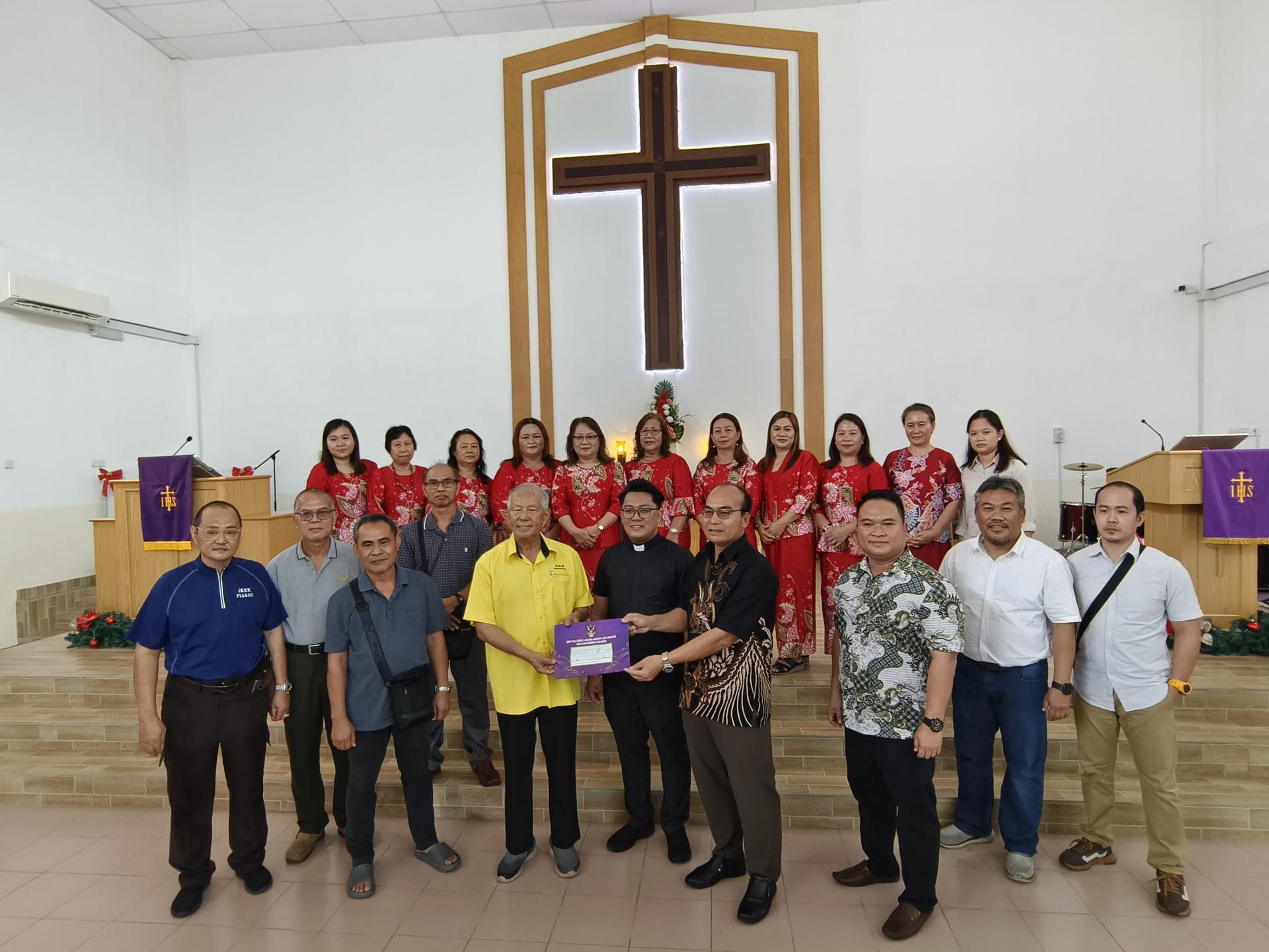 砂旅游部副部长拿督陈超耀（左者）移交15万令吉UNIFOR拨款支票给予罗东卫理伊班教会。