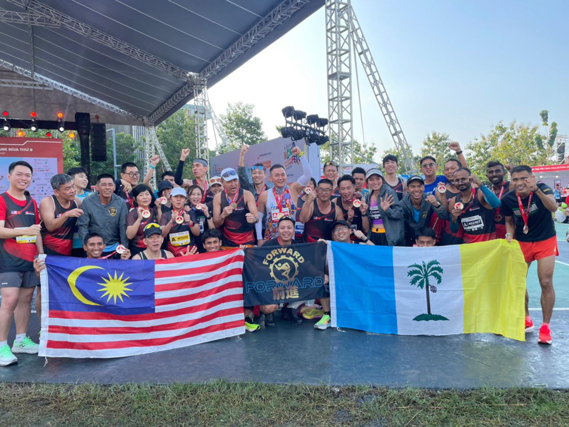 槟城前进体育会再度出征，并首次亮相胡志明市国际马拉松跑出佳绩，众人欣喜合影。