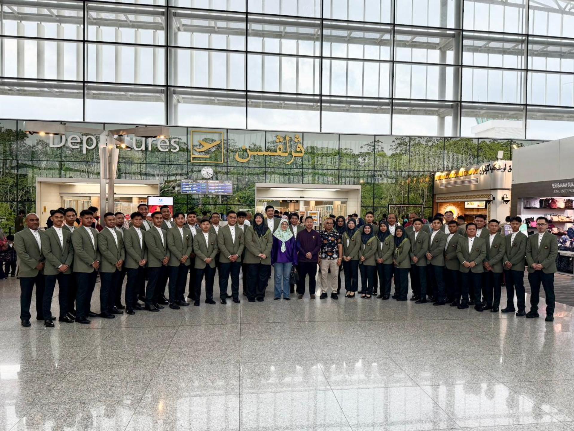 国家体育代表团在机场合影