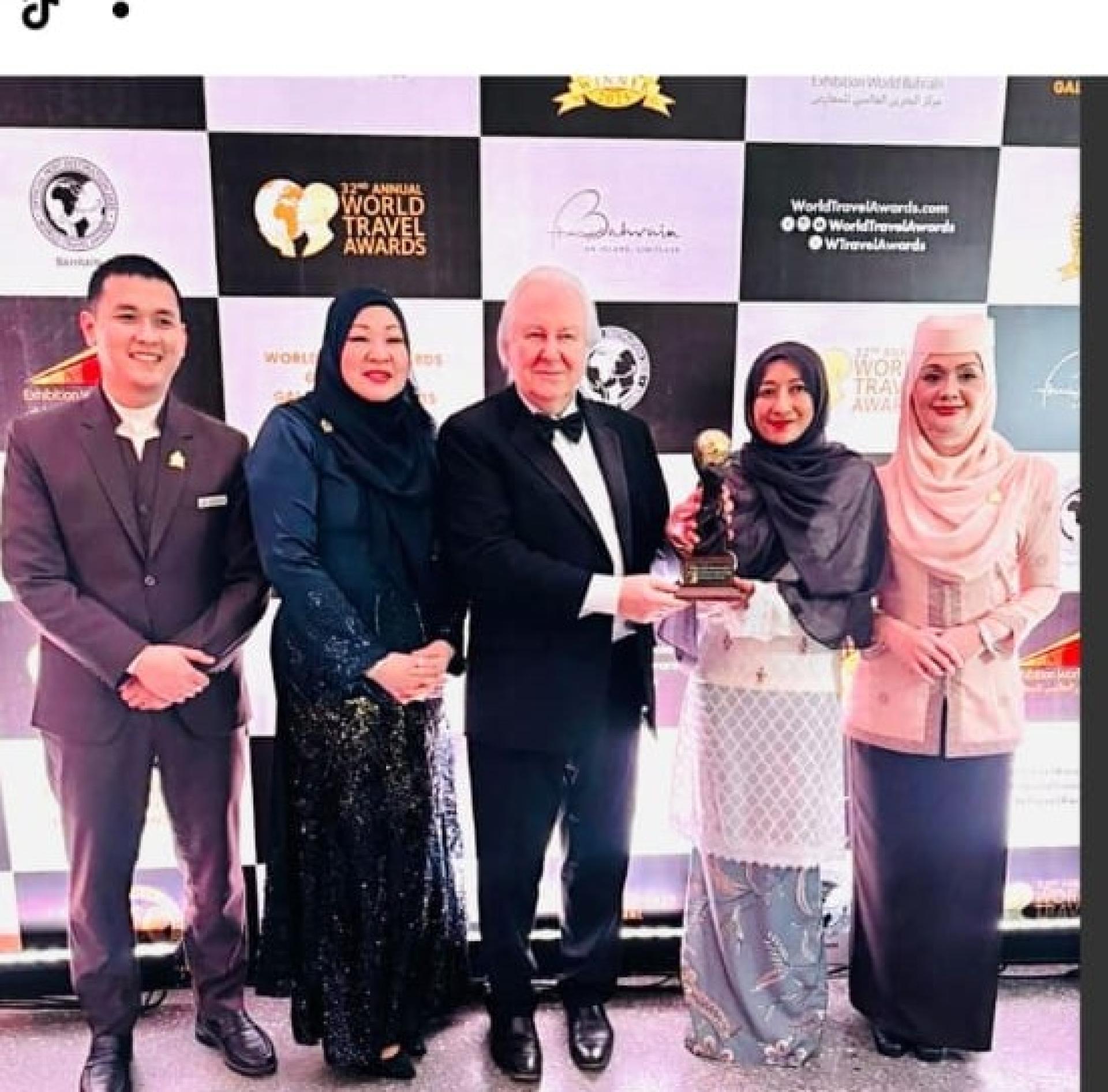 汶航职员领取世界旅游大奖