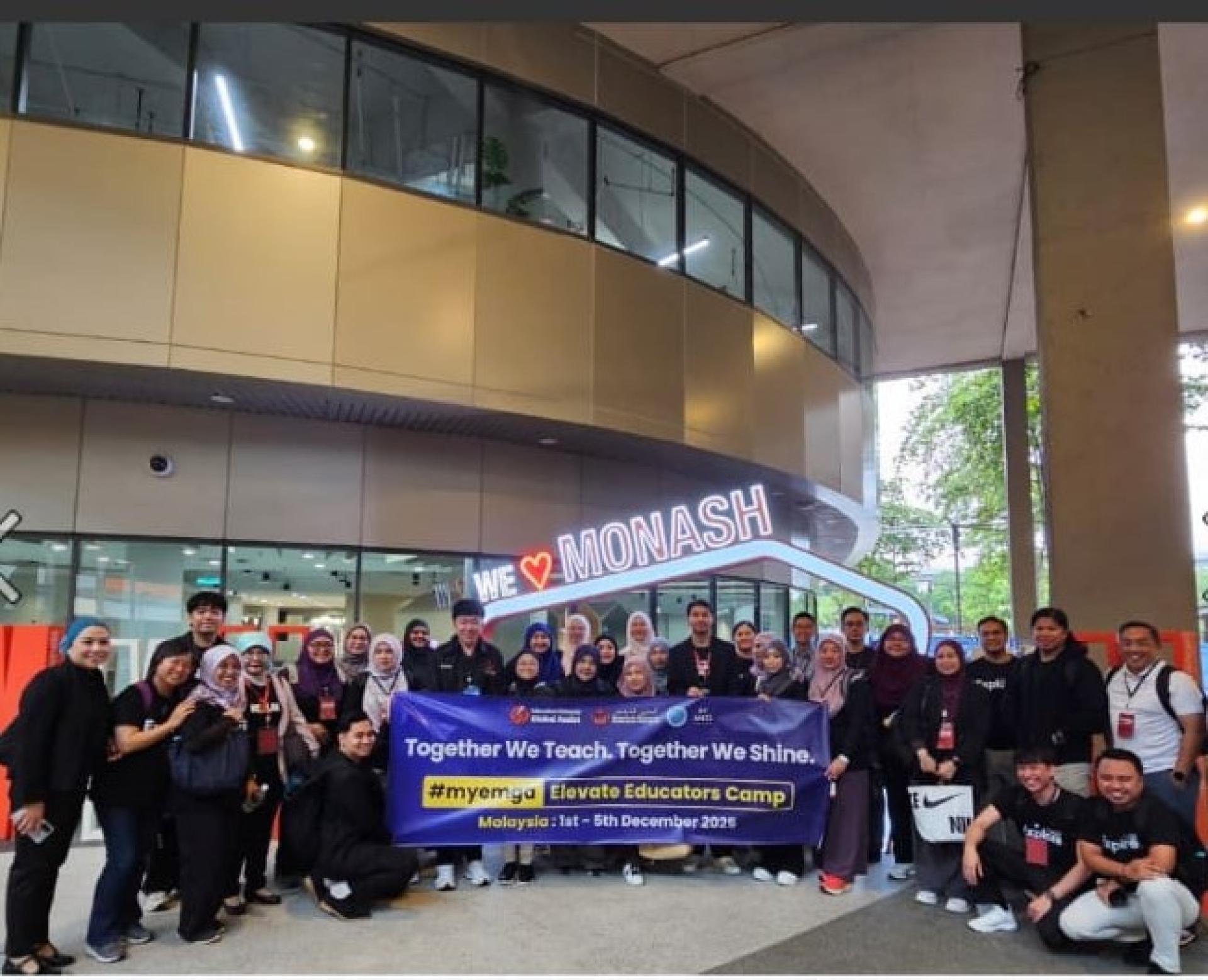 汶莱教育部官员在访问期间合影