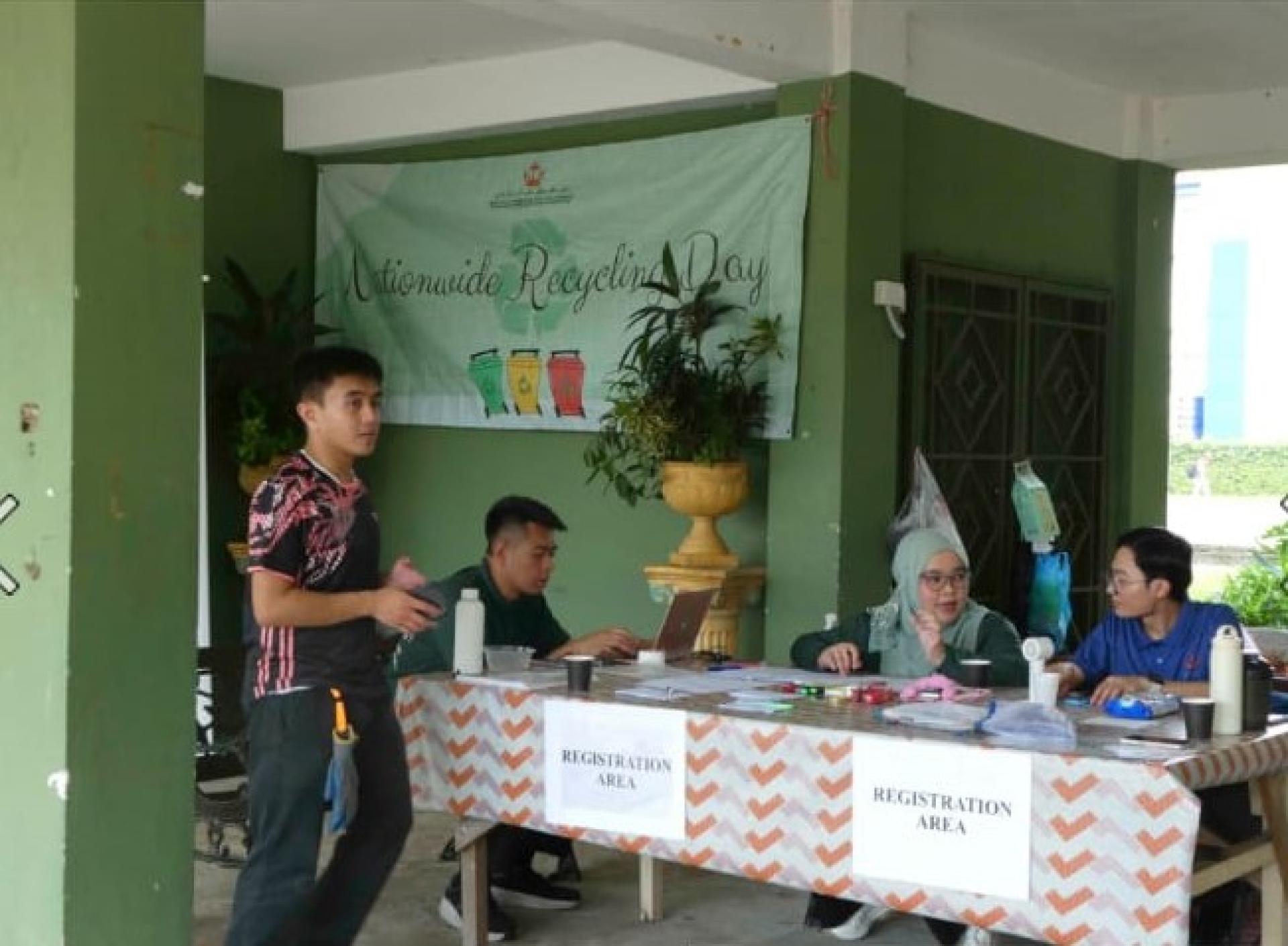 发展部环境、公园及休闲局官员进行回收工作