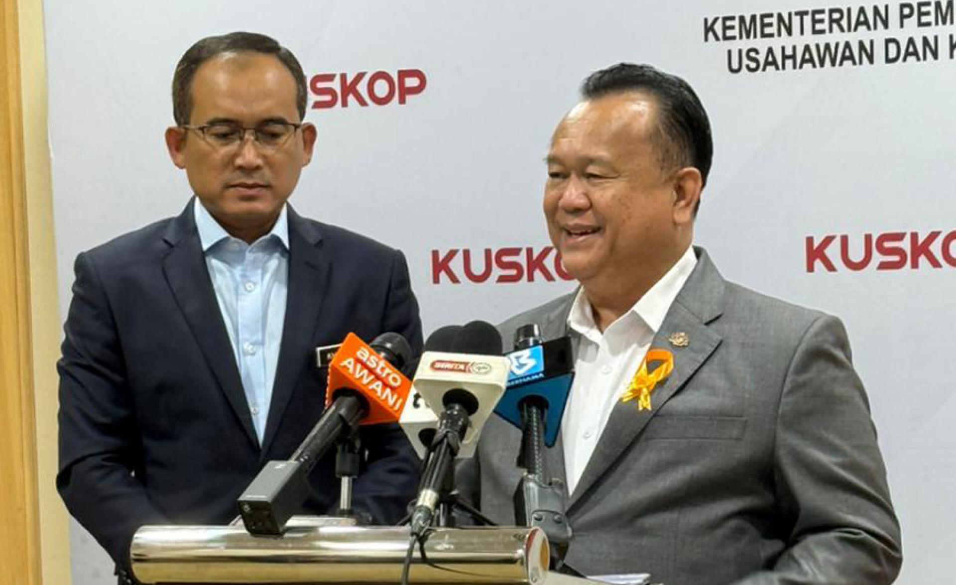 阿历山大（右）周一到企合部聆听汇报后，在记者会上表示取代合作社法令的新法案草拟已臻后期。