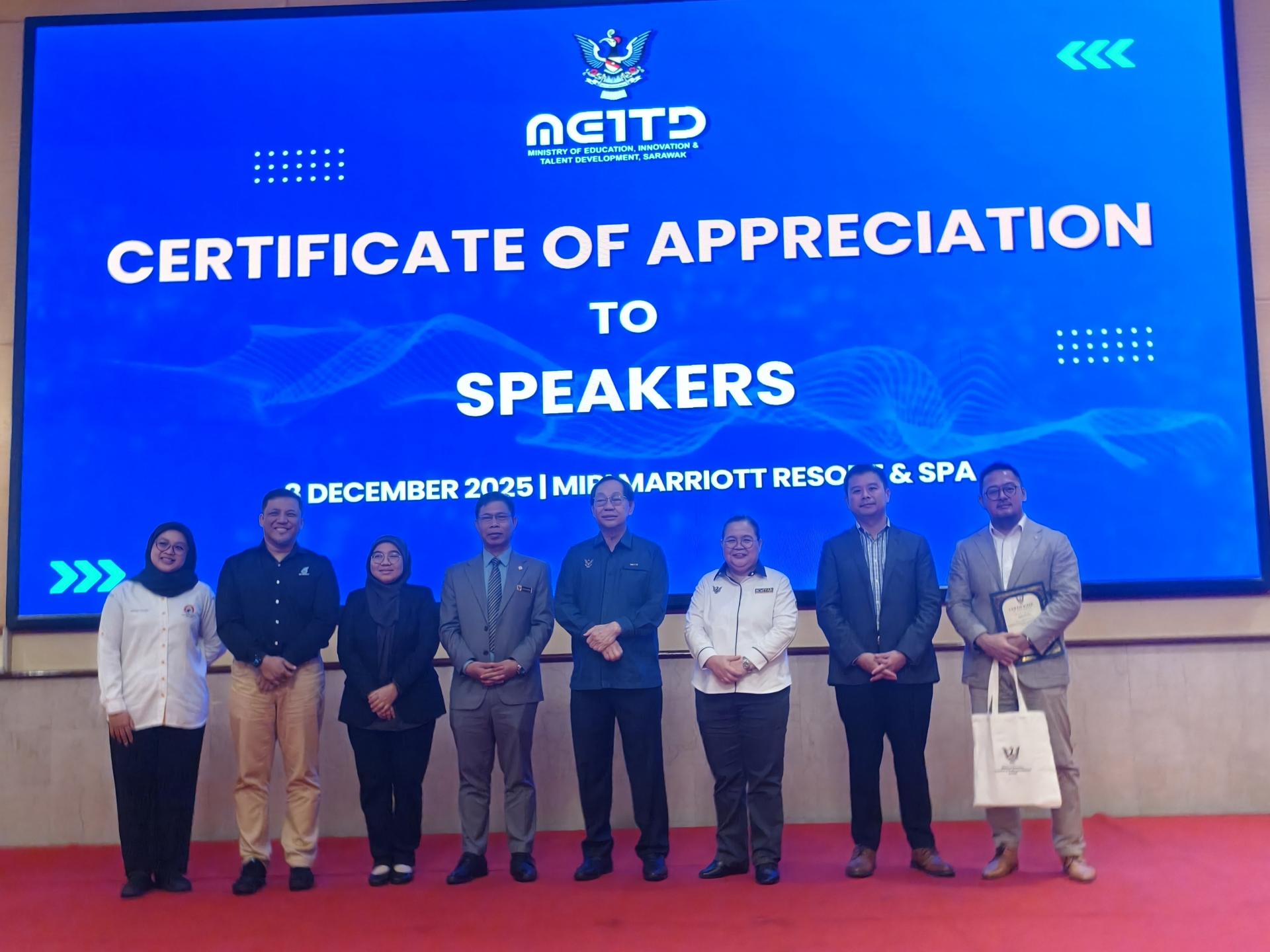 砂拉越教育、创新和人才发展部副部长拿督法兰西哈丁（左5）颁发纪念品给活动主讲嘉宾合影 。右3为砂教育、创新与人才发展部副常秘爱妮莉雅。