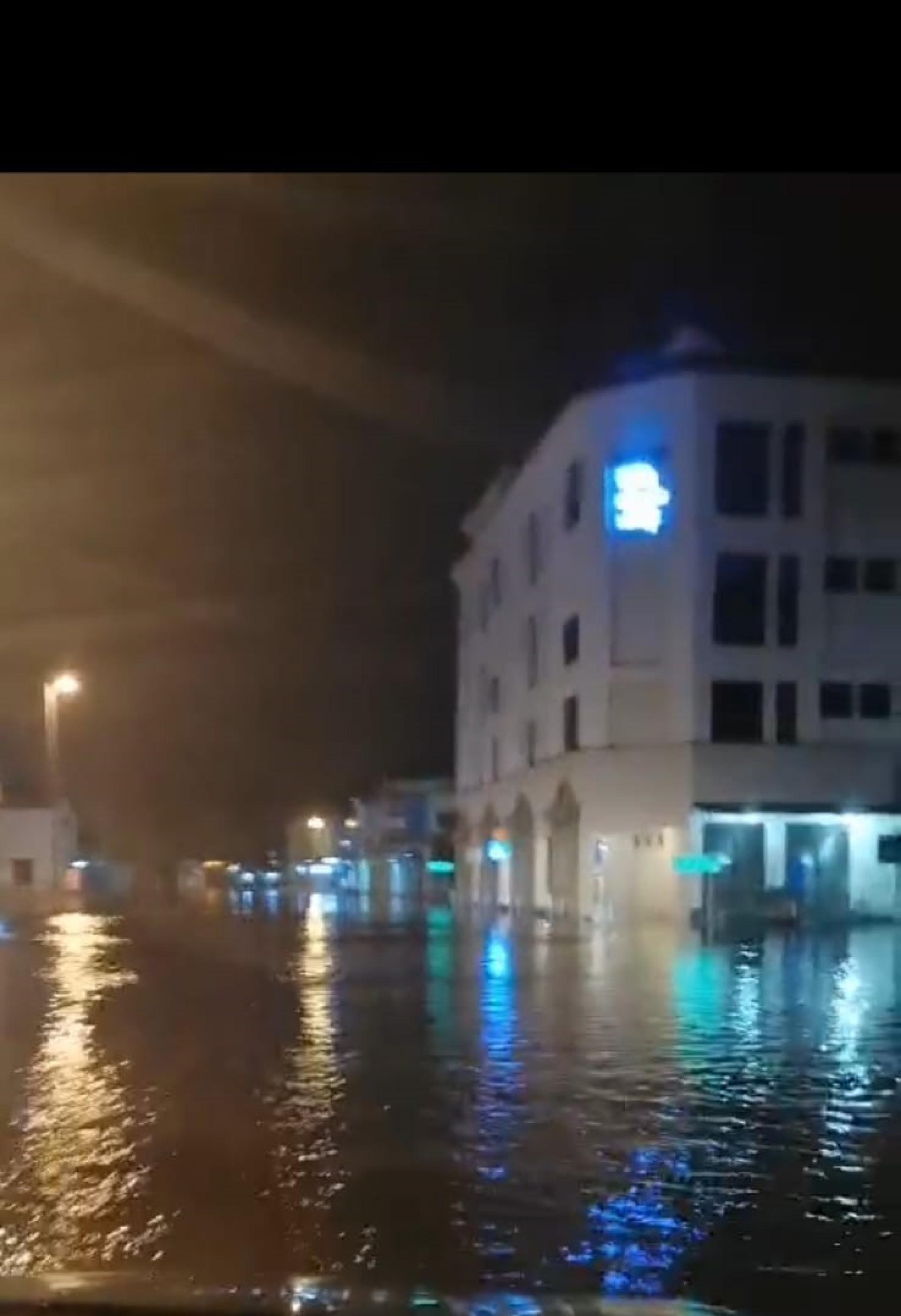 网民驾车行驶马来奕市中心拍摄淹水照片