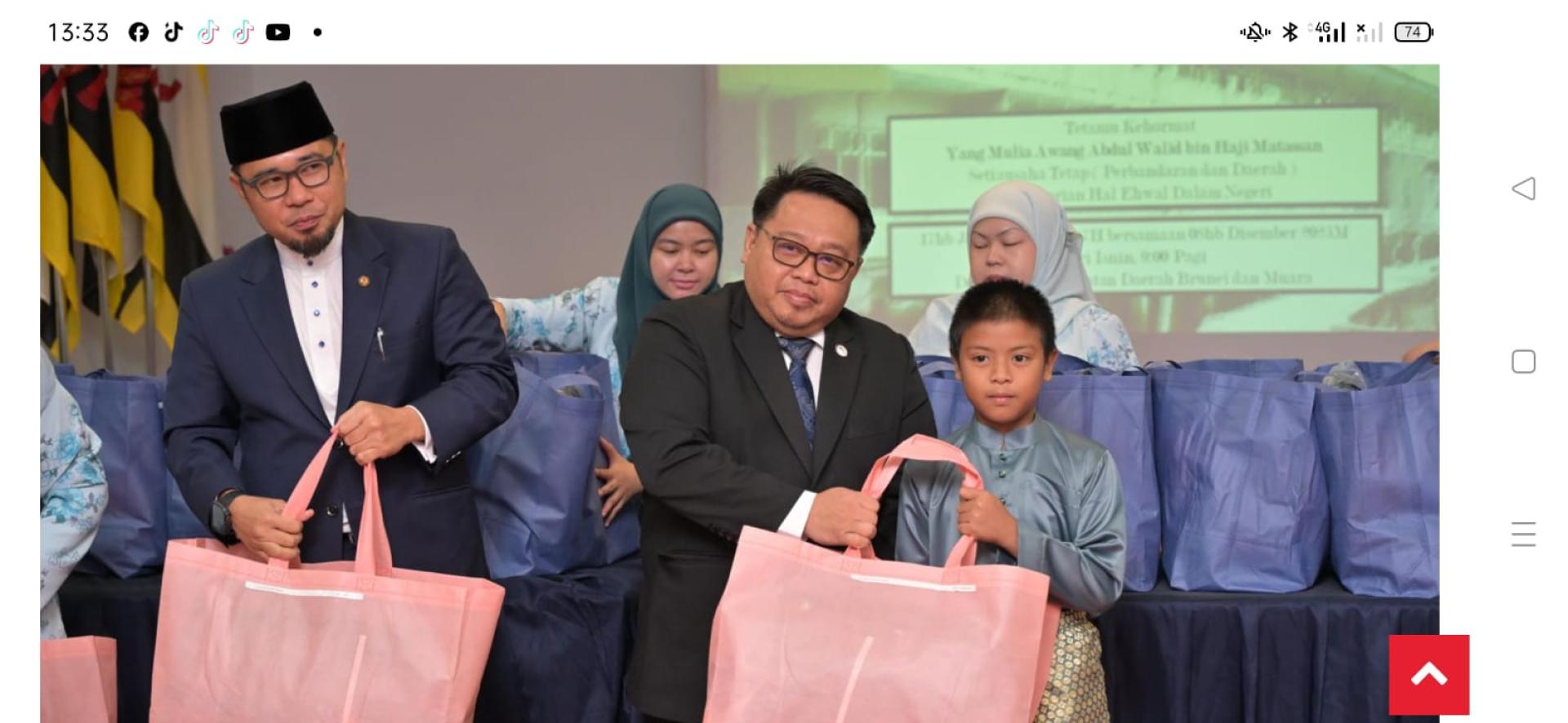 常任秘书阿都瓦利德分发学习用品予学生