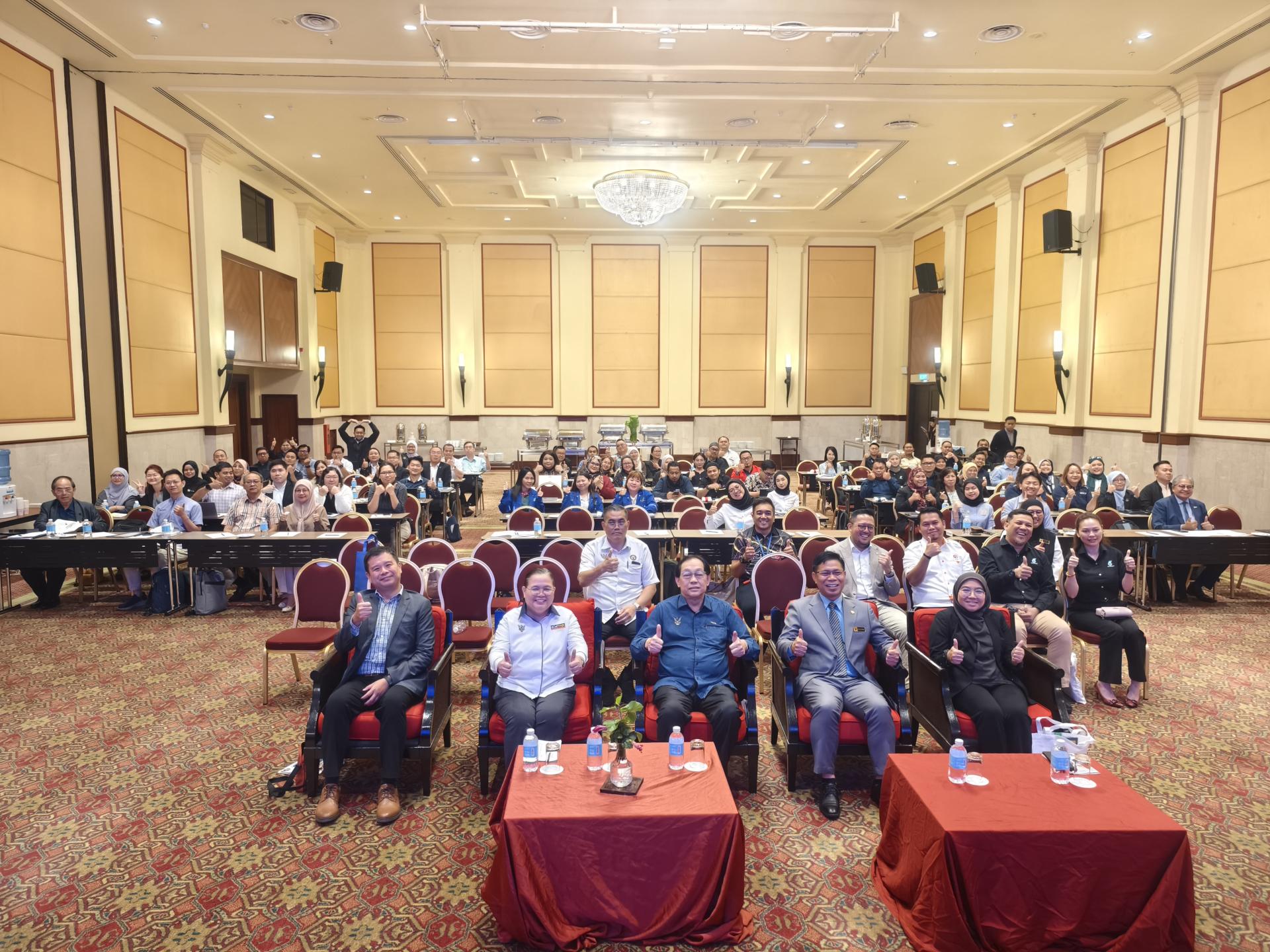 美里协同网络2025开幕嘉宾和与会者合影。中为砂拉越教育、创新和人才发展部副部长拿督法  兰西哈丁。