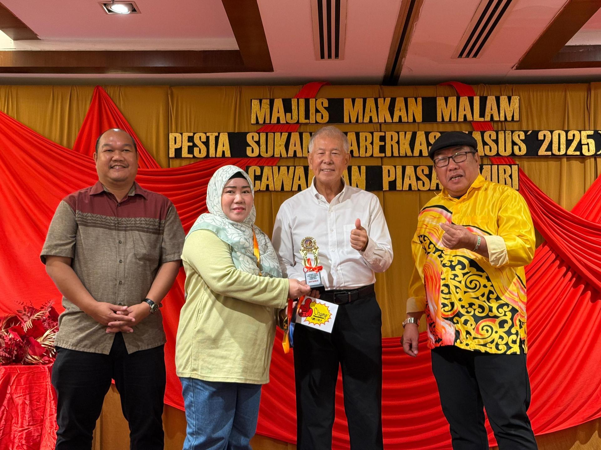 砂旅游部副部長兼砂青統卑爾騷支部顧問拿督陳超耀（右2）頒發保齡球賽冠軍獎予得主，右為砂青統卑爾騷支部主席尤索，左為美里青年及体育部官員羅仁。