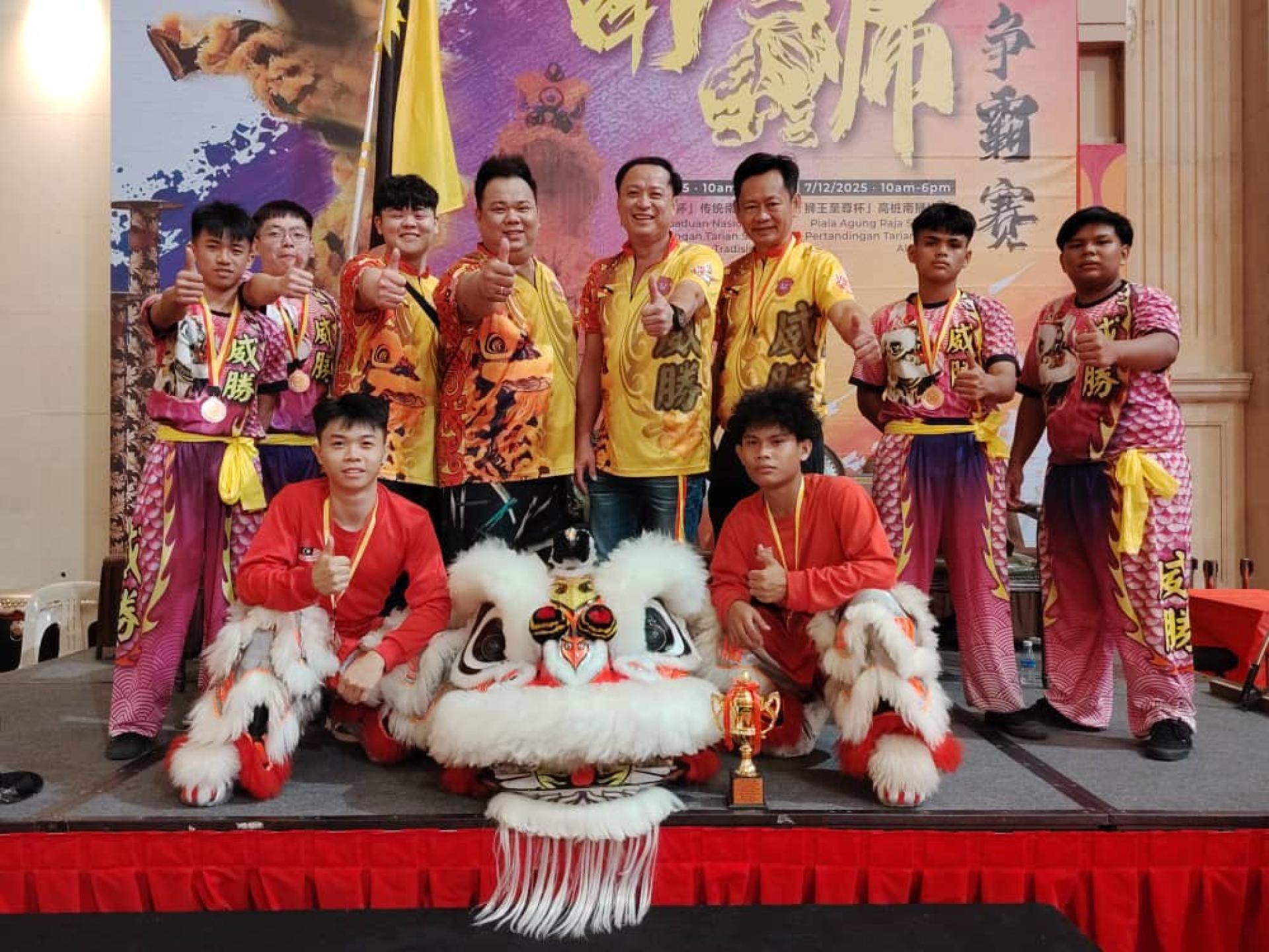 美里威胜体育会龙麒狮团在传统赛中获得精神奖的队伍。