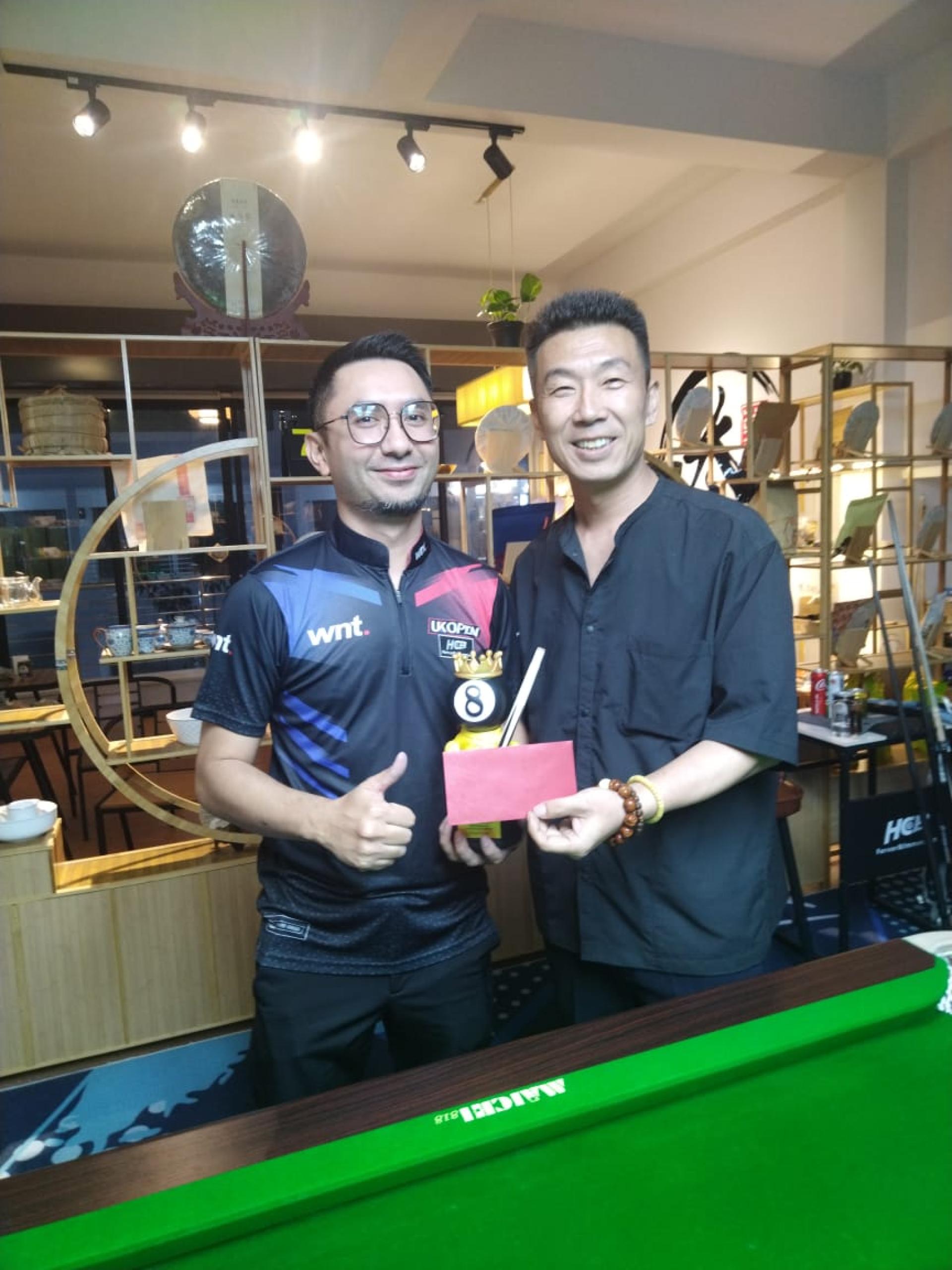 柴尔林颁发冠军奖予阿末道菲