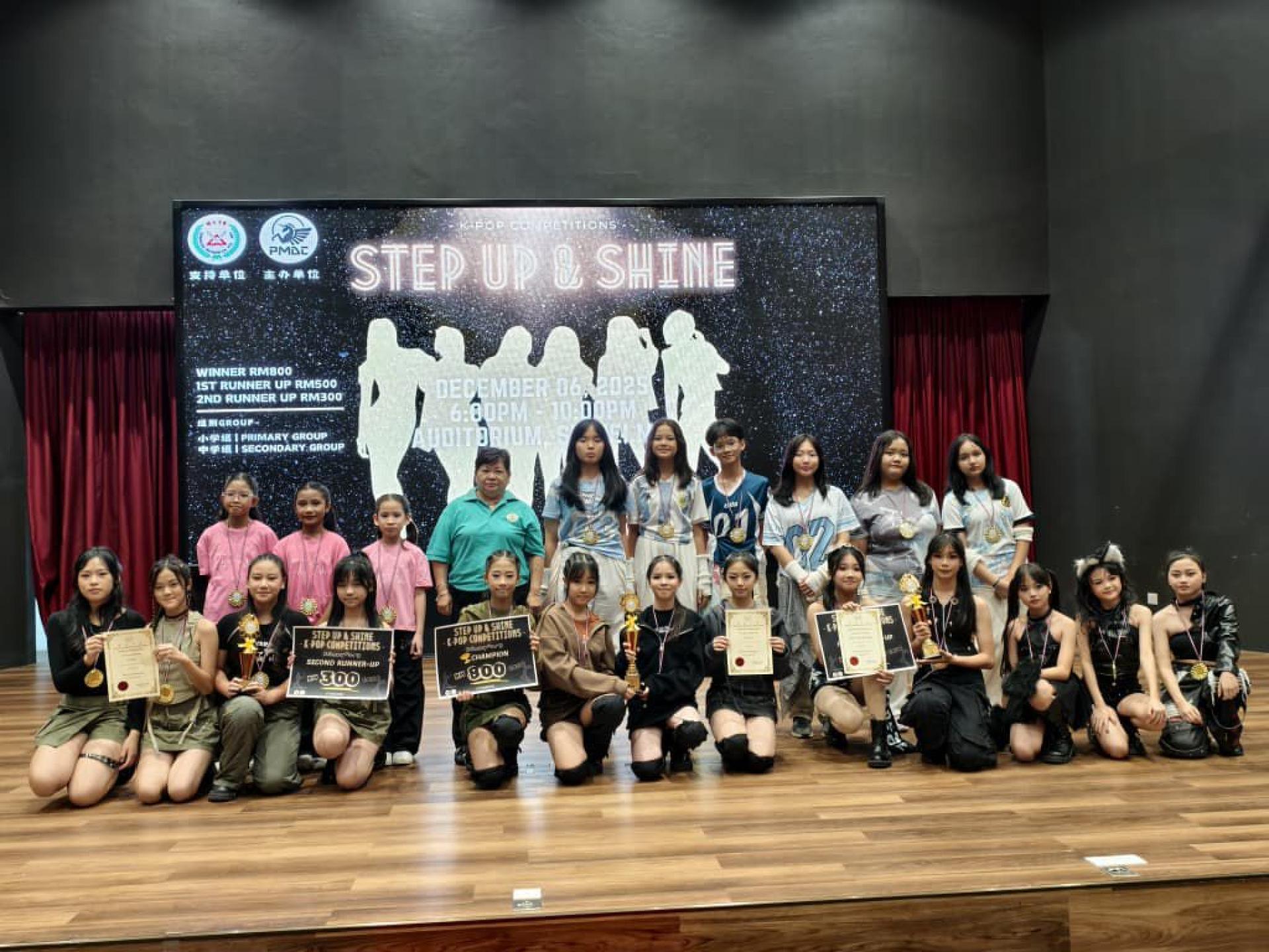 美里省中小学“Step Up & Shine K-Pop舞蹈大赛”小学全体大合照。后排左4为颁奖嘉宾培民中学校友会主席黄金凤。