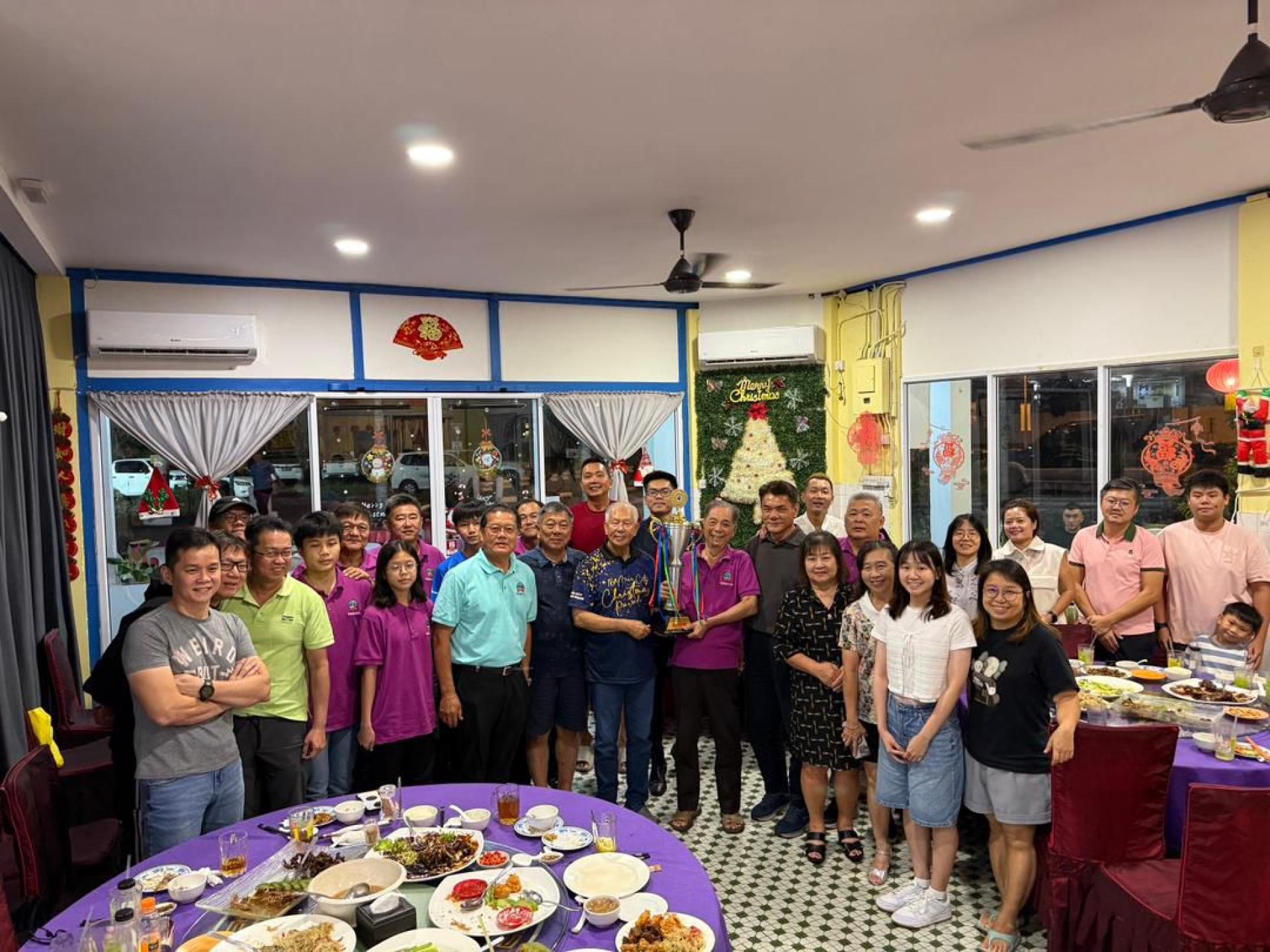 砂旅游部副部长拿督陈超耀（前排左7）移交全砂榕属体育嘉年华冠军杯予美里福州公会主席黄志滨（前排右6）。