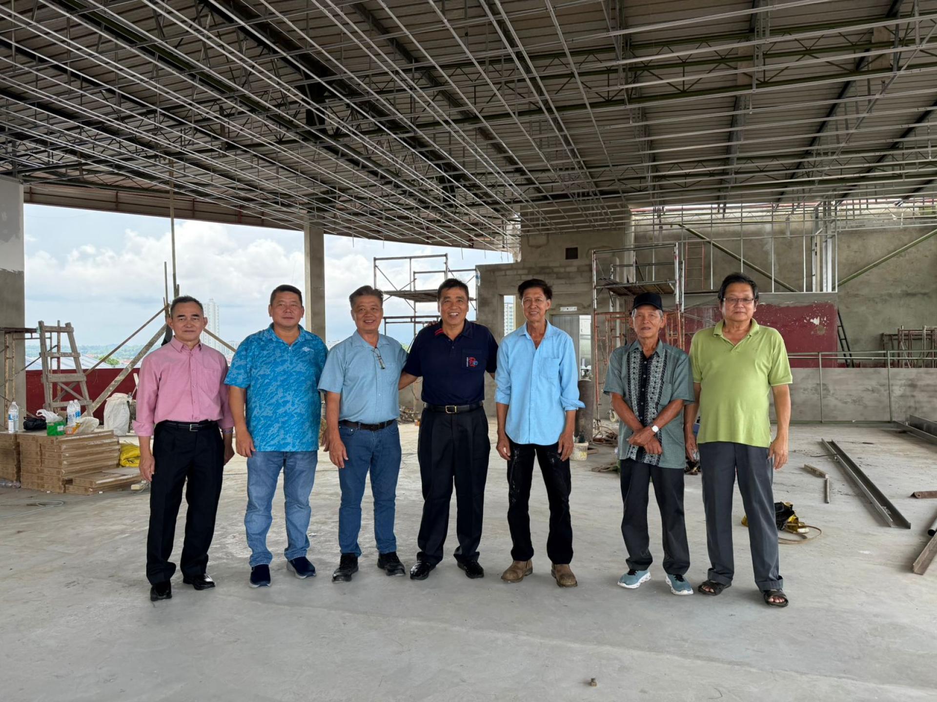 左起秘书长刘坤彰、拿督陈泽守副主席，包宜陆署理主席，会长刘世泉博士、魏观周副主席、黄守理、刘世美合影。