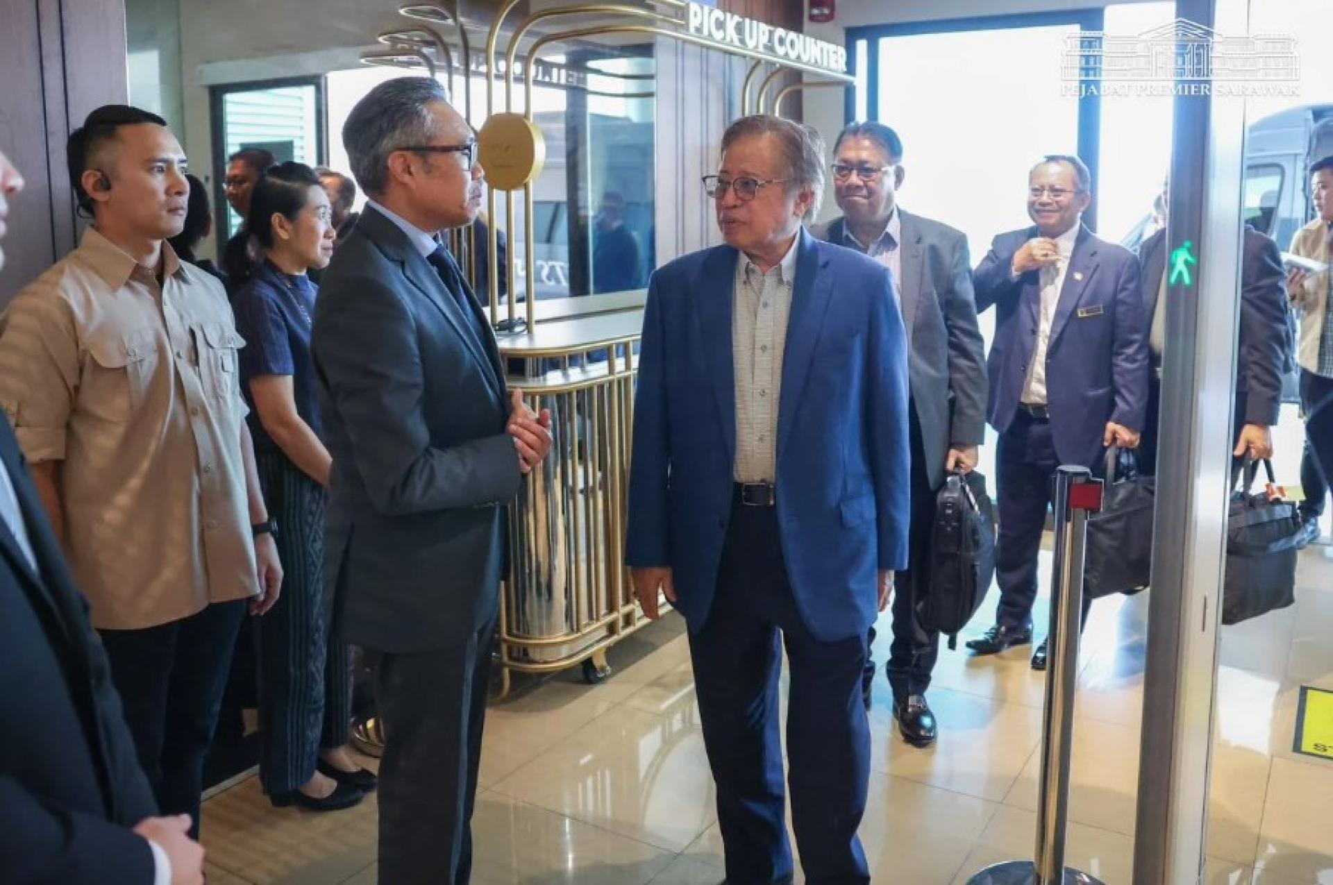 砂拉越总理拿督巴丁宜丹斯里阿邦佐抵达曼谷廊曼国际机场时，获马来西亚驻泰国曼谷大使馆政治组官员Ahmad Hashim Mahmood 接机欢迎。