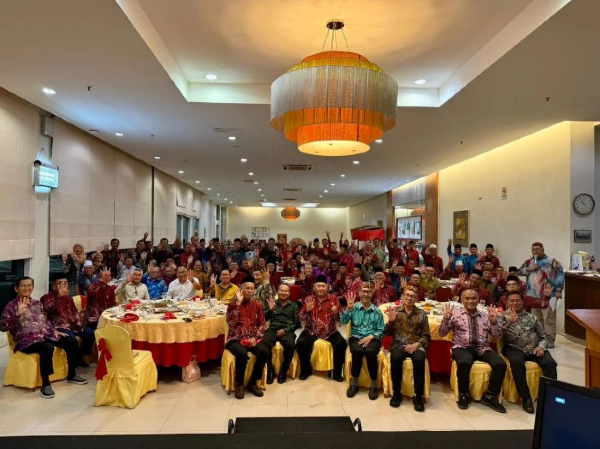 Peleadzman与出席活动的KMKK在活动结束后合影留念。