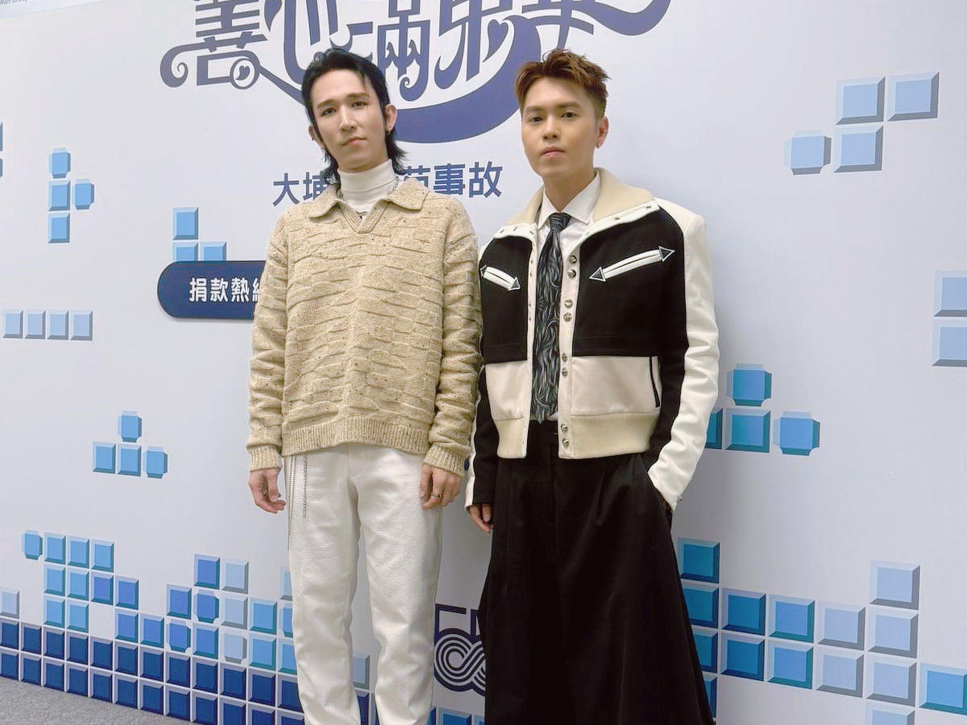 刘界辉（右）与卢信宥日前现身香港出席《善心满东华》慈善筹款活动，以歌声为大埔火灾灾民出一分力。