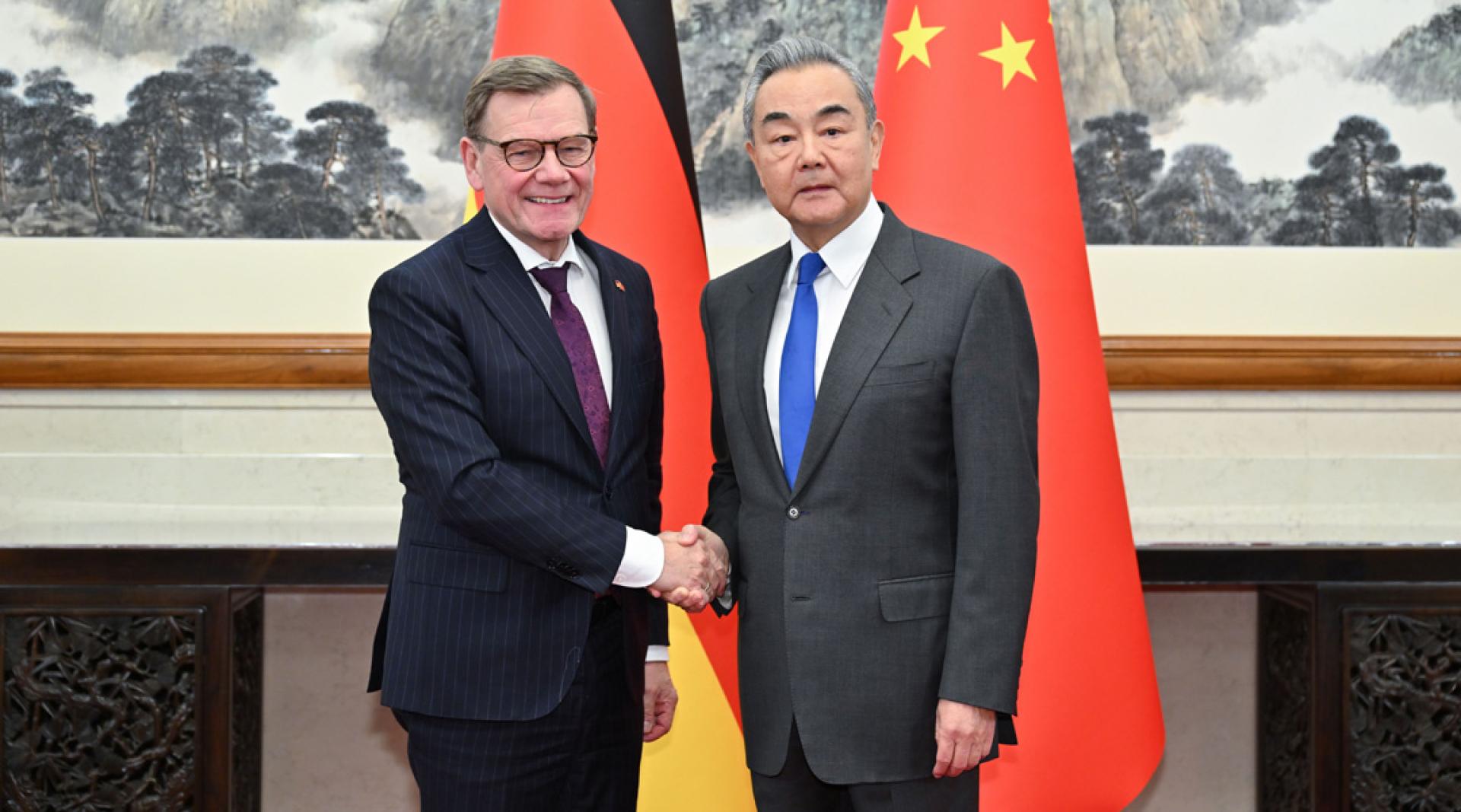 王毅（右）在北京跟德国外长瓦德富尔（左）举行会谈。