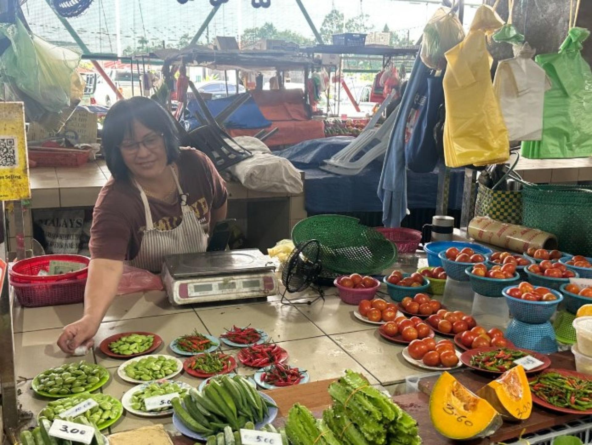 Mariam在Bandar Riyal市场整理货物并开店接受采访。