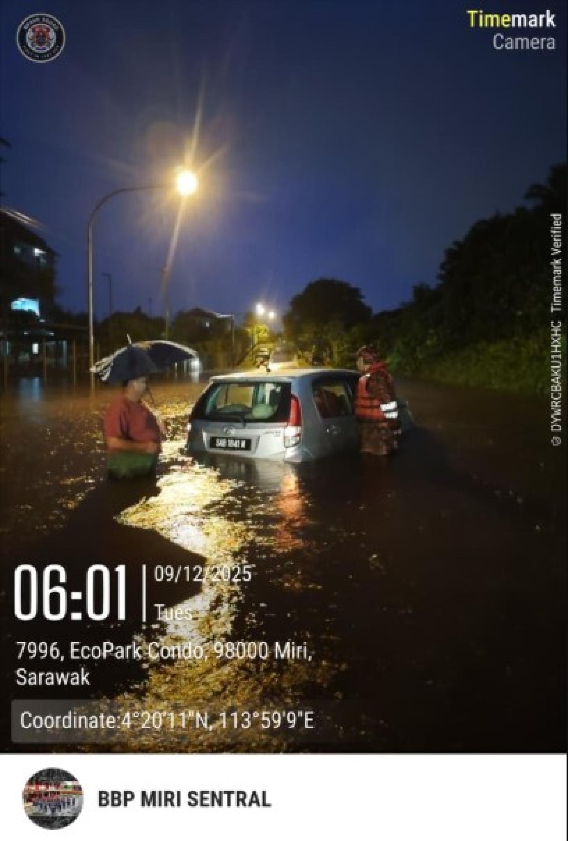 一辆汽车因暴雨导致美里区洪水而半浸在水中。