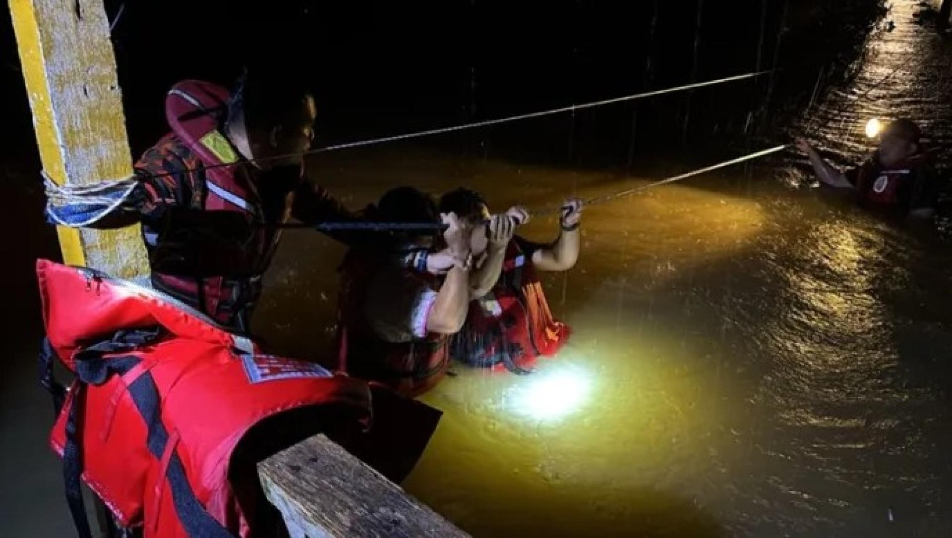 2025年12月9日，在拉索道协助下，消防员协助尼亚石山长屋居民安全撤离。