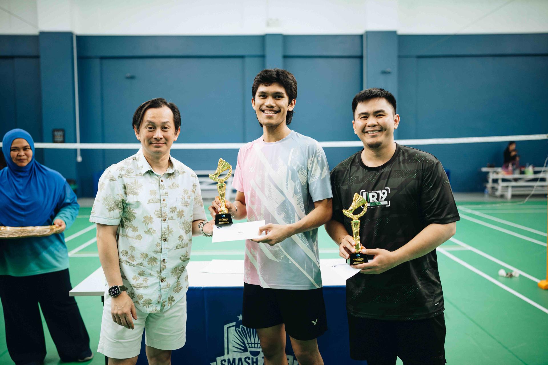 Muhammad Hasbul Wafi 和Nabel Rabani摘得男子双打冠军奖杯