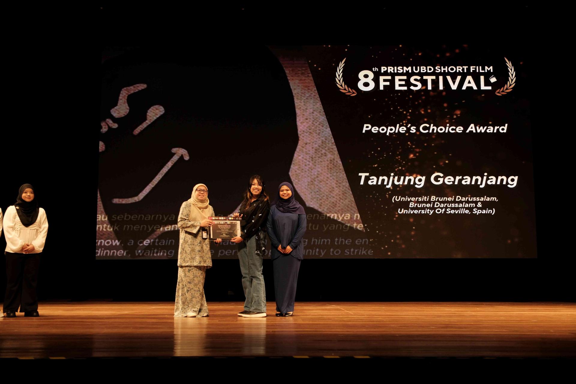 汶大 艺术与社会科学学院) 院长阿希亚颁发奖品予“最受欢迎奖”的获奖者