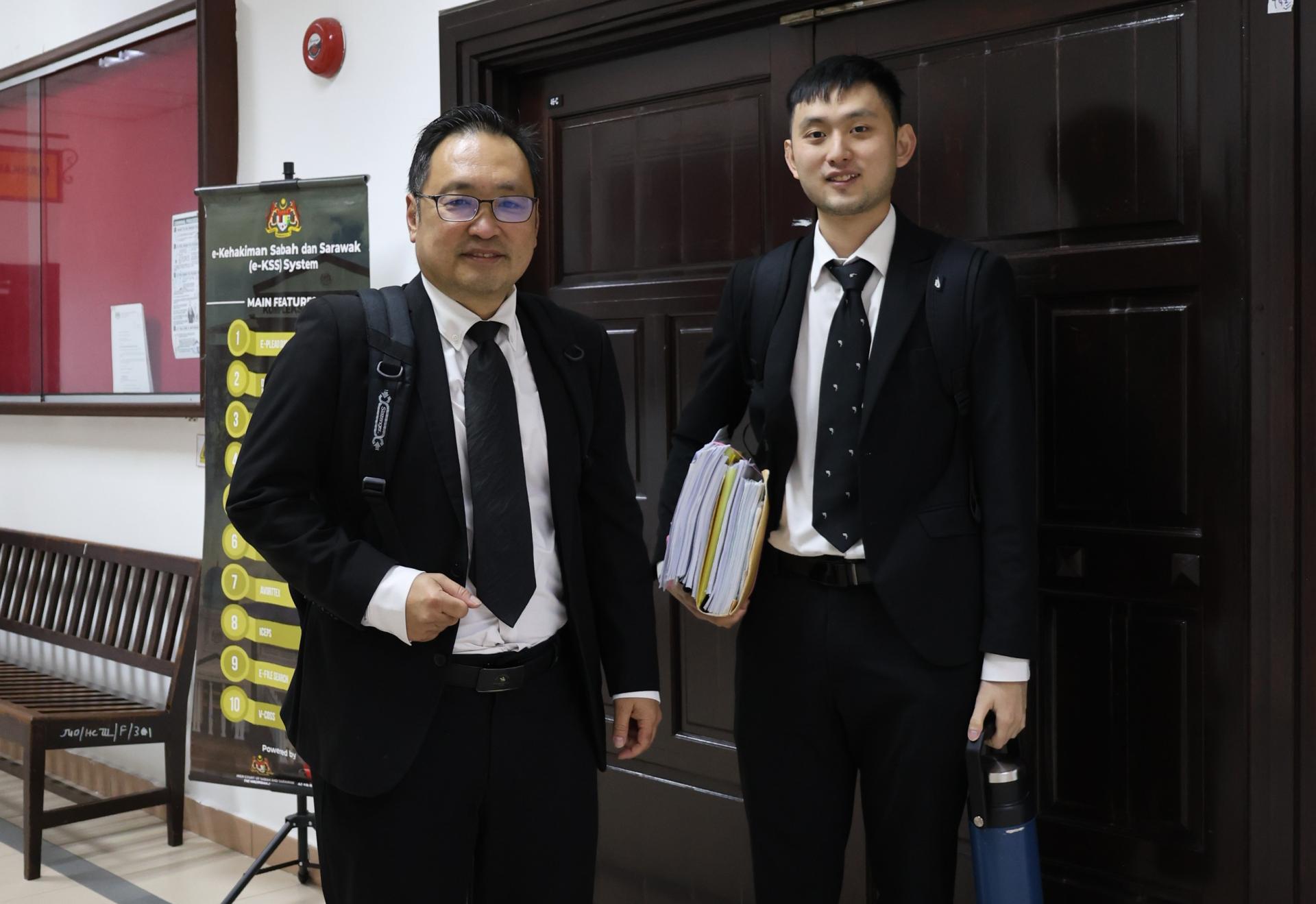 陪同张健仁（左）一起出庭代表业主的也有其刚获得律师执照的新课律师儿子张翰贤。