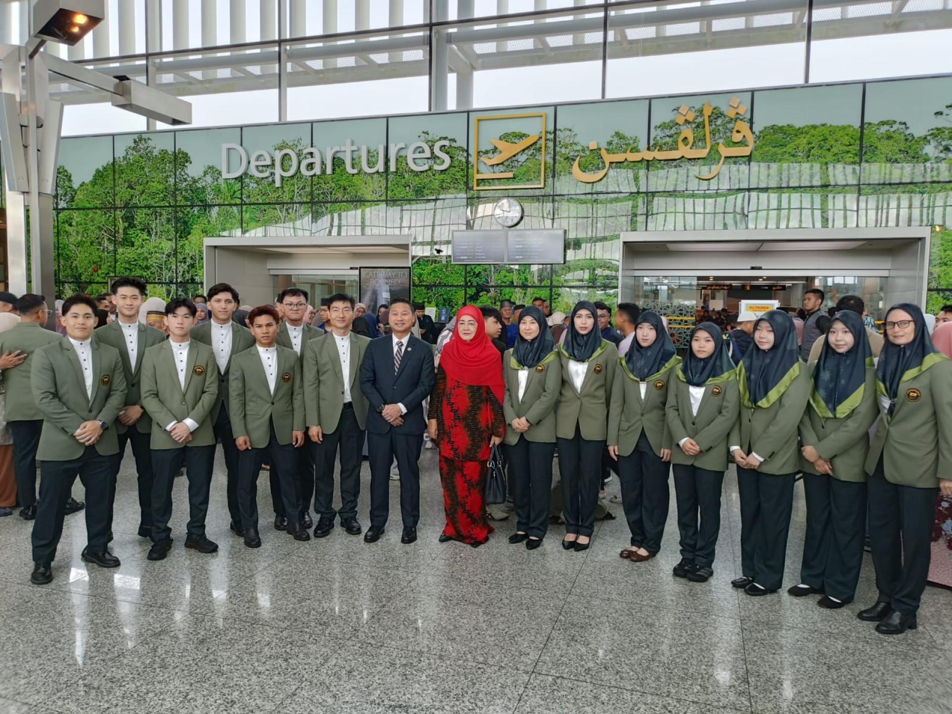 文化、青年和体育部常任秘书（文化）彭基兰莫哈末哈斯南与武术队合影，左四为李辉