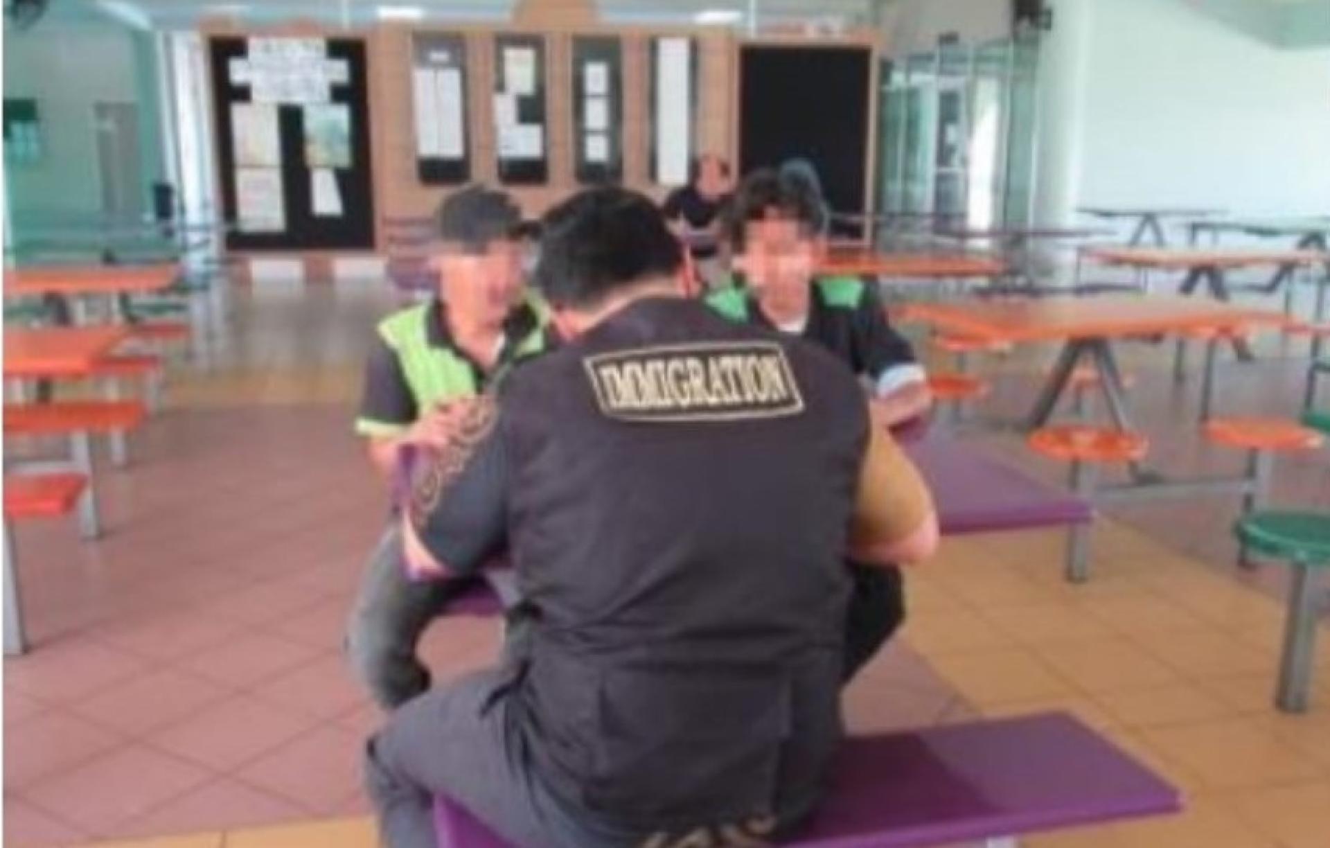 执法人员进行检查