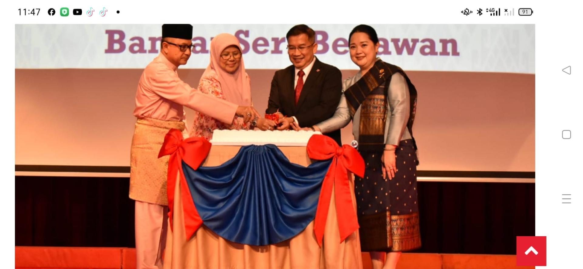 汶莱教育部长拿汀罗麦嘉与夫婿及老挝驻汶莱大使赫安科桑颂萨共切蛋糕