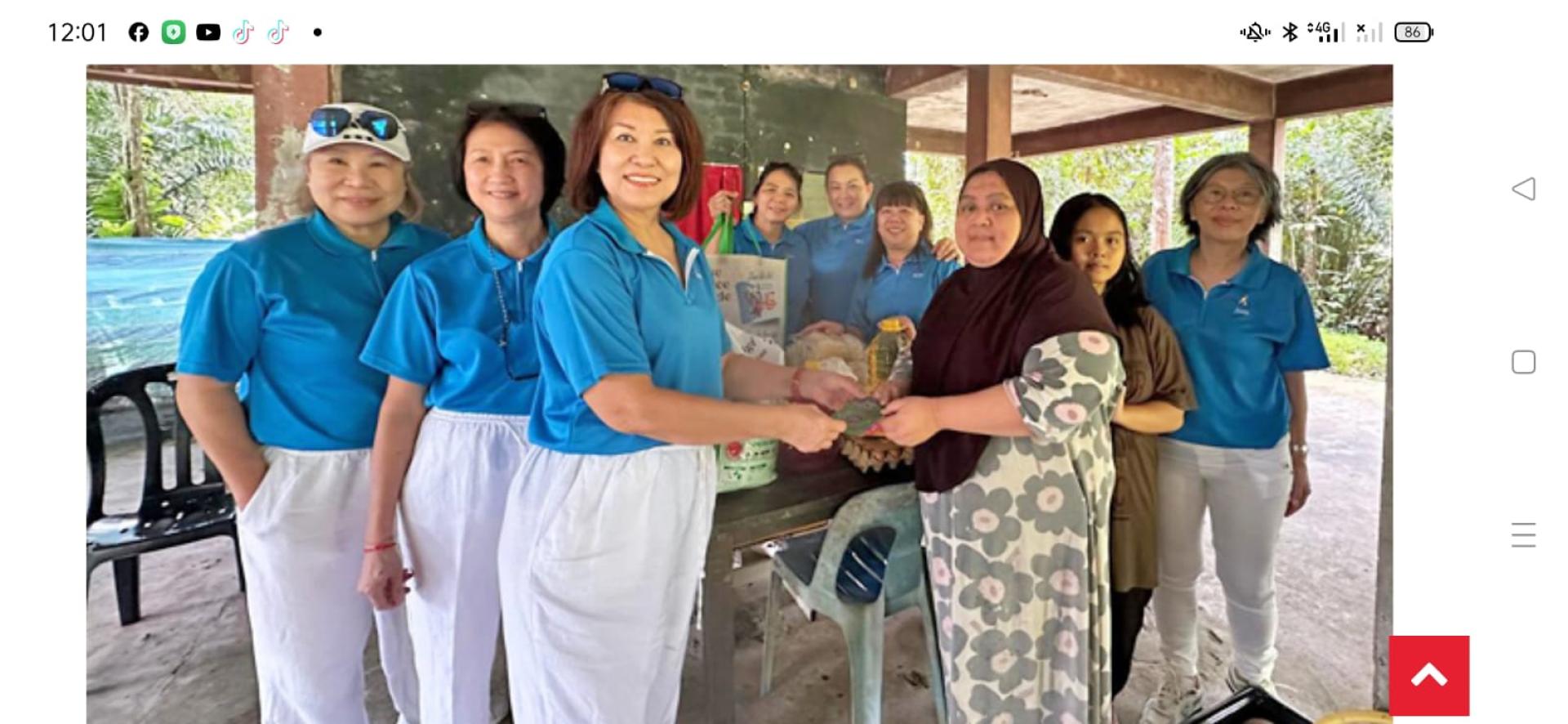 慈善团体移交生活物资予弱势家庭