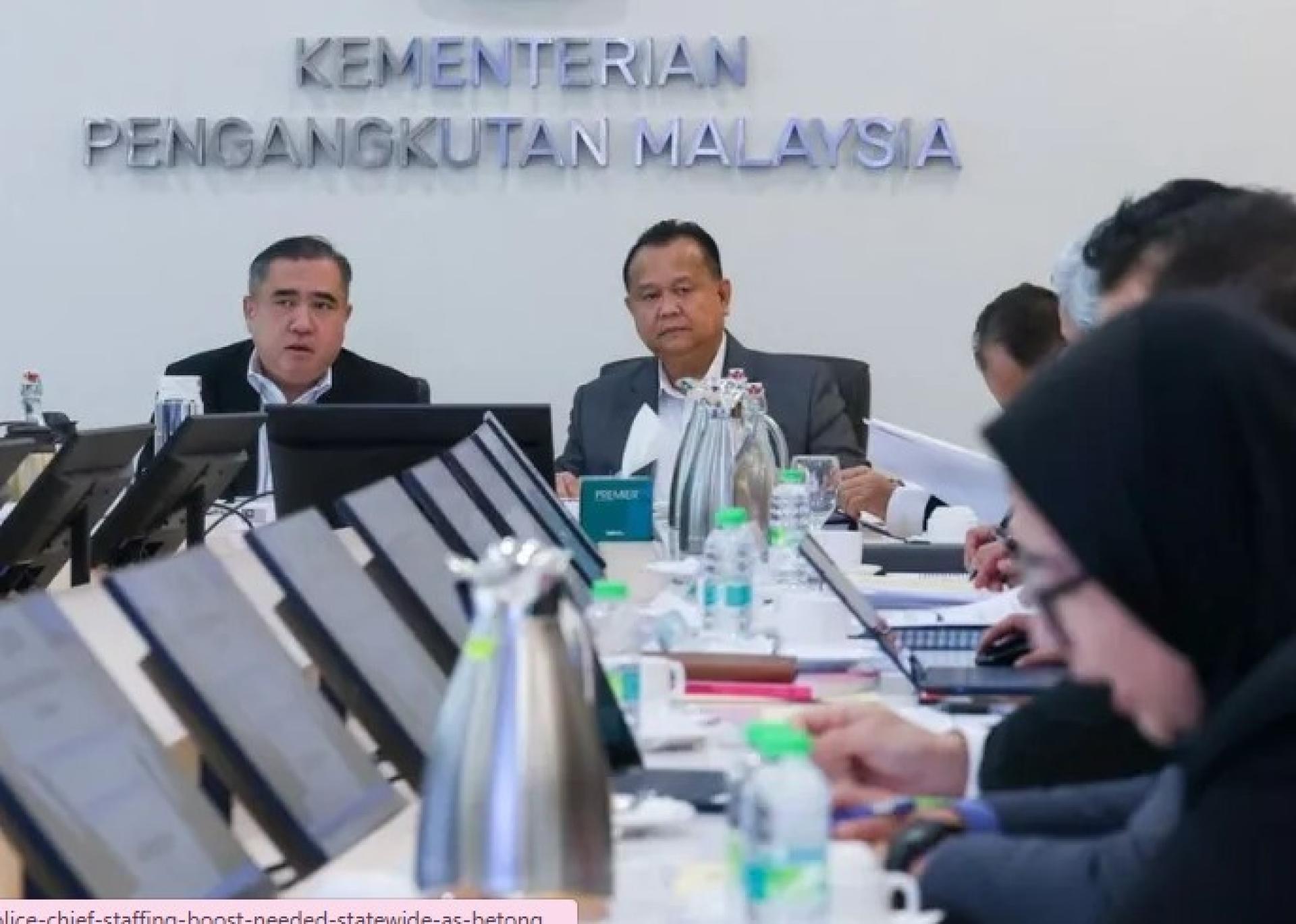 陆兆福（左）与南达林奇（右）于2025年12月8日在布城参加工部与交通部的协调会议。